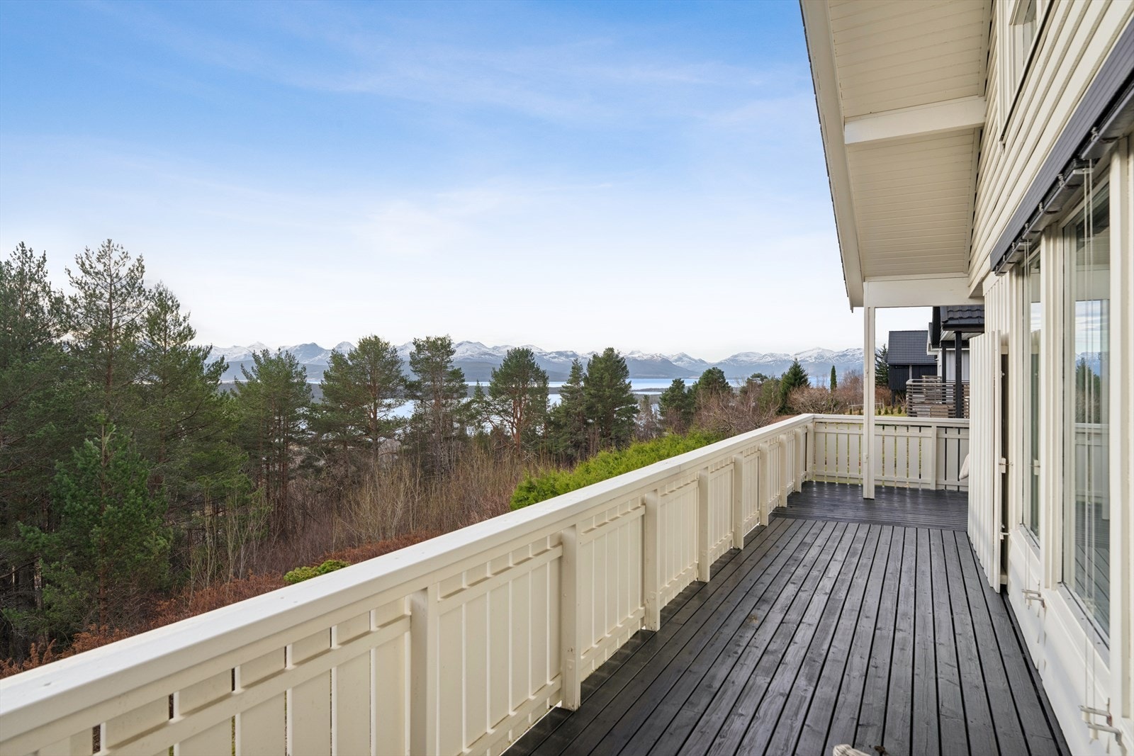 Fra den 27 m² store verandaen har man en flott utsikt over sjøen og fjellene. Galleribilde
