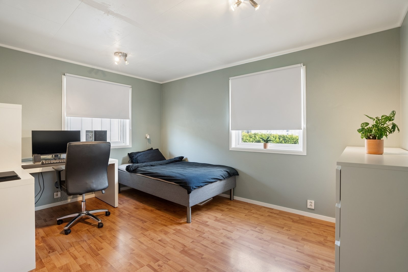 Hovedetasjen inneholder tre soverom av god størrelse. Dette rommet har plass til både seng og kontorløsning. Galleribilde