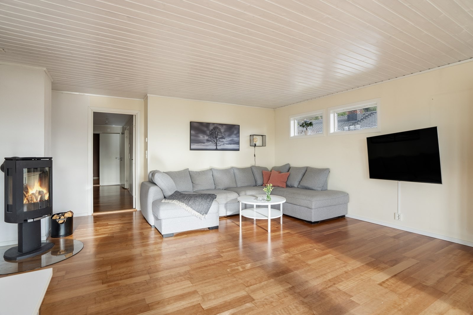 En moderne vedovn fra 2009 gir supplerende varme og hygge på kalde dager. Galleribilde