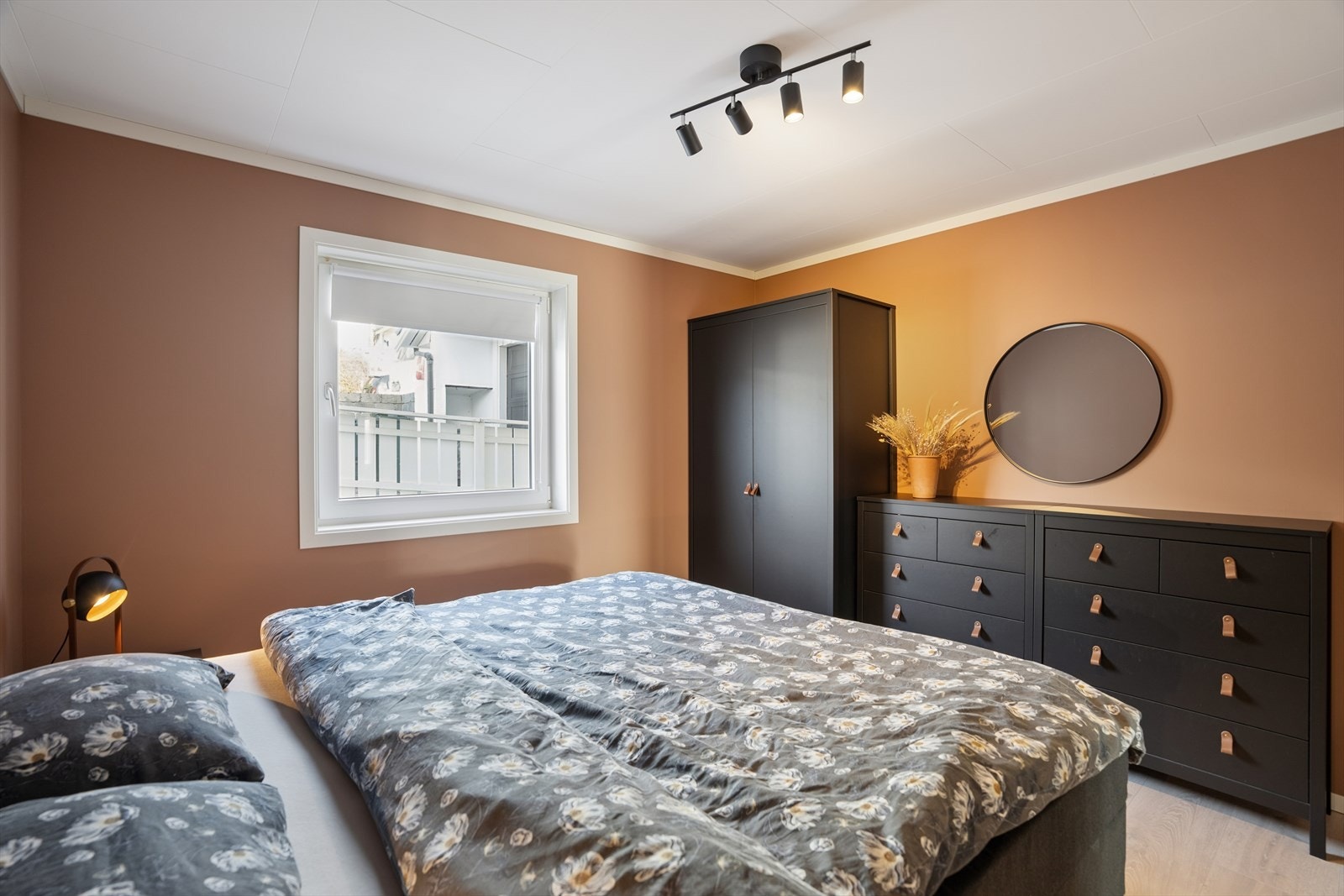 Rommet har god plass til dobbeltseng og garderobeløsning. Galleribilde