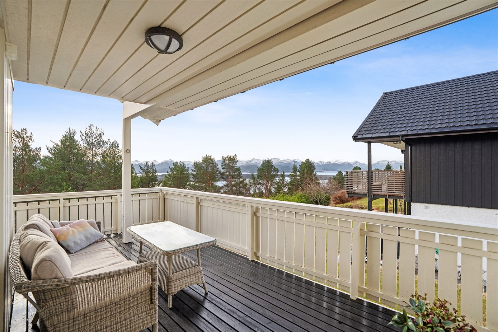 Den vestvendte delen av verandaen er overbygd, og gir en lun uteplass med plass til sittegruppe. Galleribilde