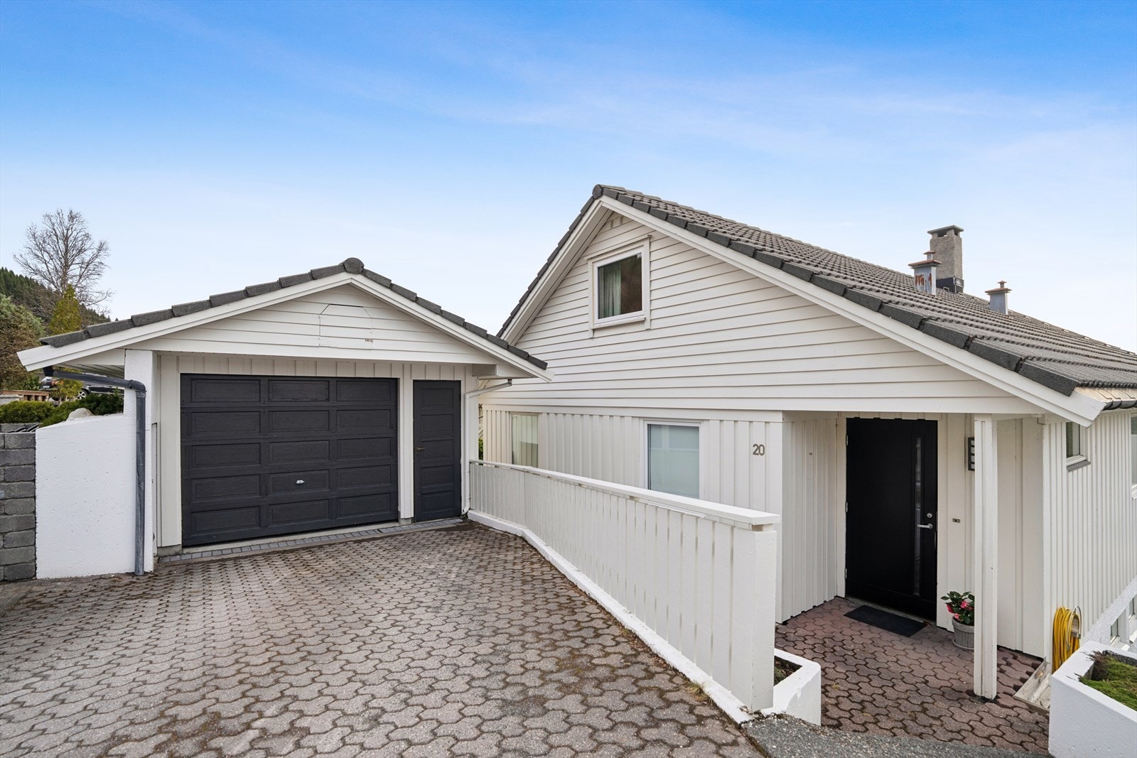 Stor og velholdt enebolig i et etablert og rolig boligområde, med naturen som nærmeste nabo mot sør. Galleribilde