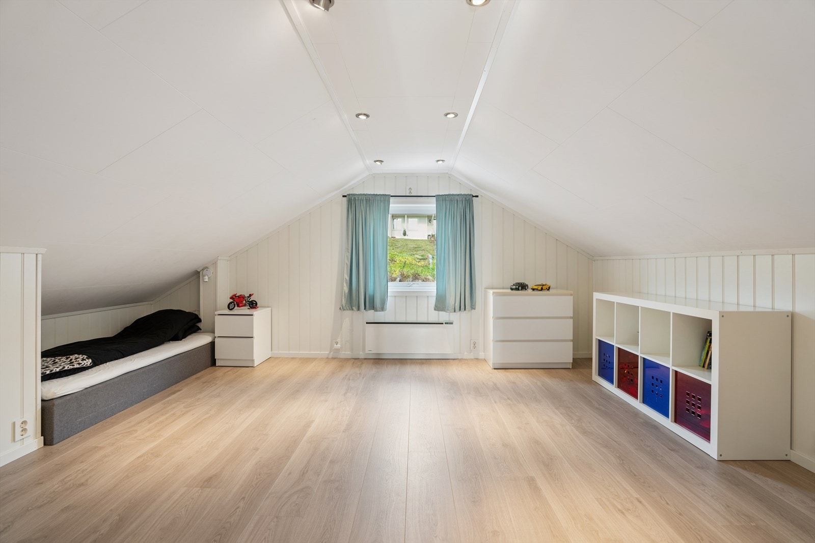 Rommet har laminatgulv og malte flater. Glasset i vinduet ble skiftet i 2026. Galleribilde