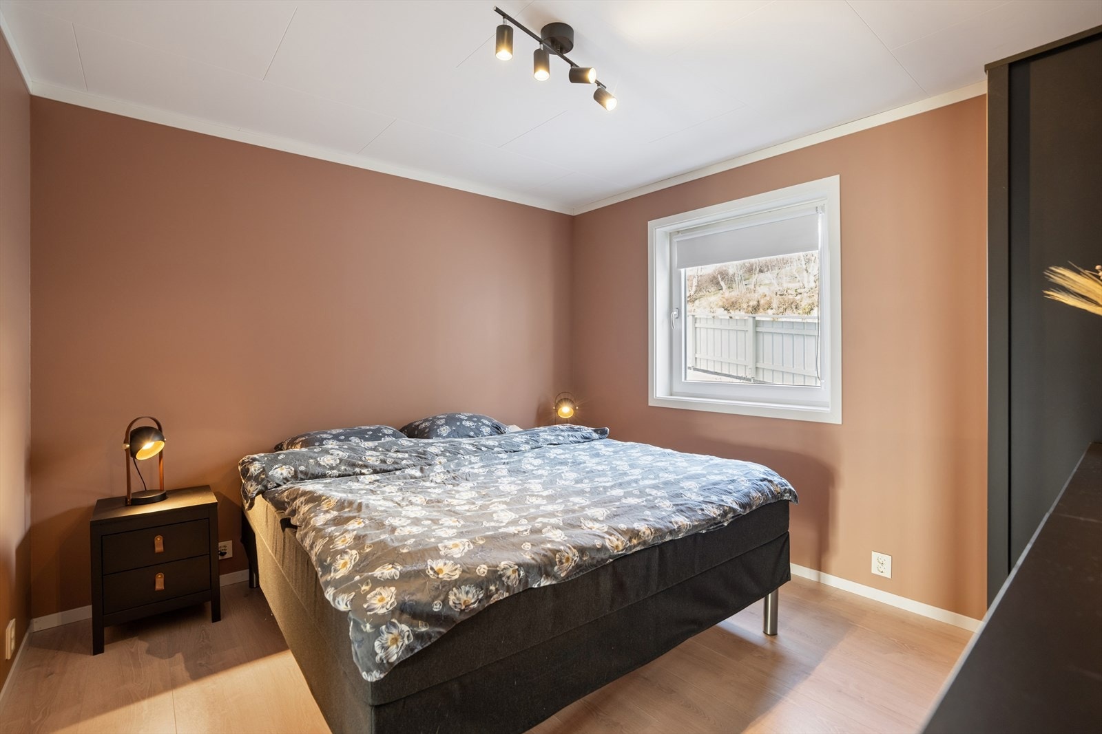 Et av soverommene i første etasje. Glasset i vinduet ble skiftet i 2022. Galleribilde