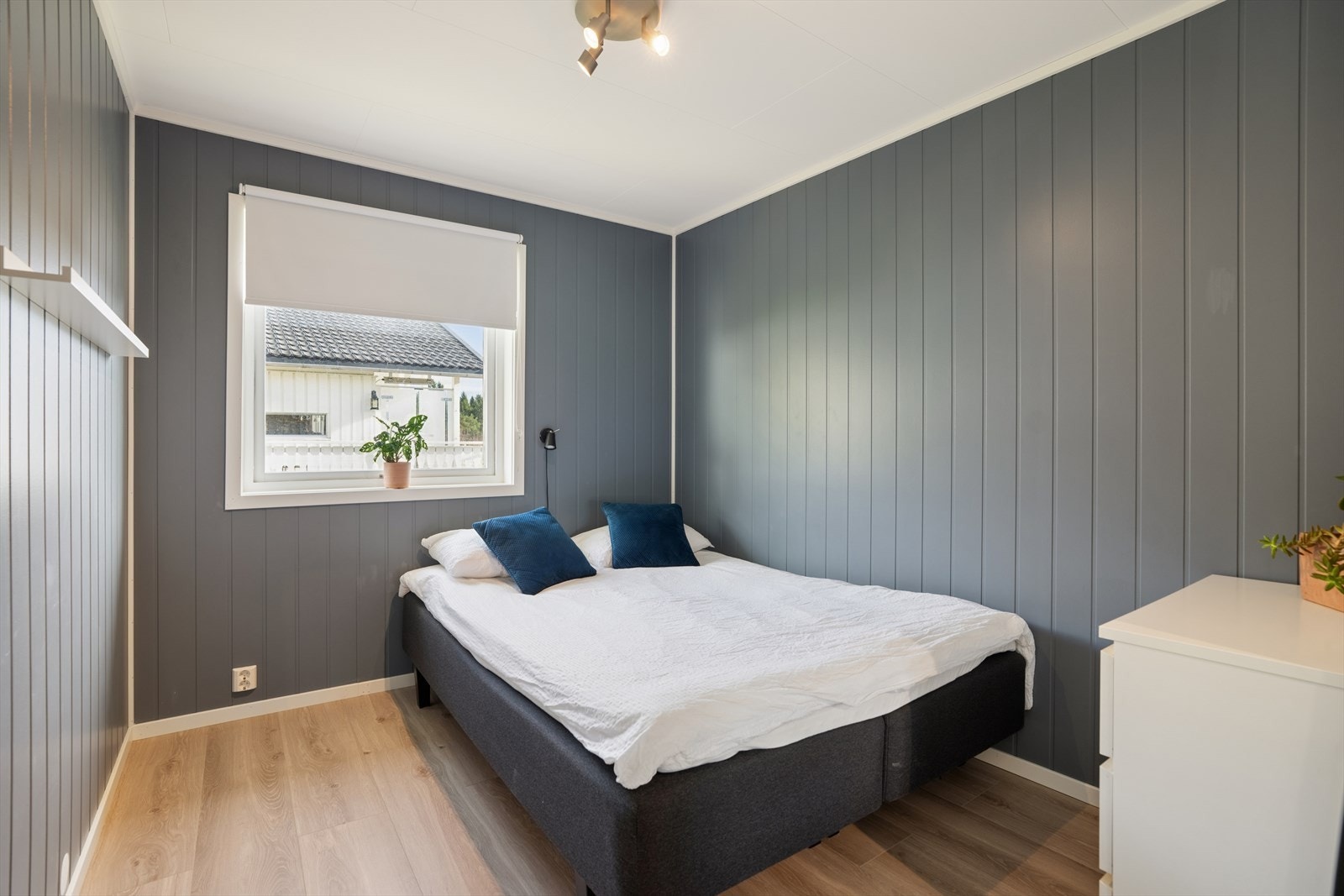 Det tredje soverommet i etasjen, med malte panelplater på veggene. Galleribilde