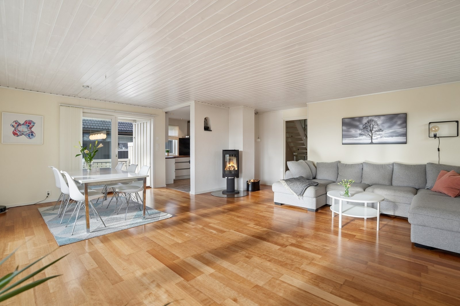 Rommet er lett å møblere med god plass til både sofagruppe og spisebord. Galleribilde