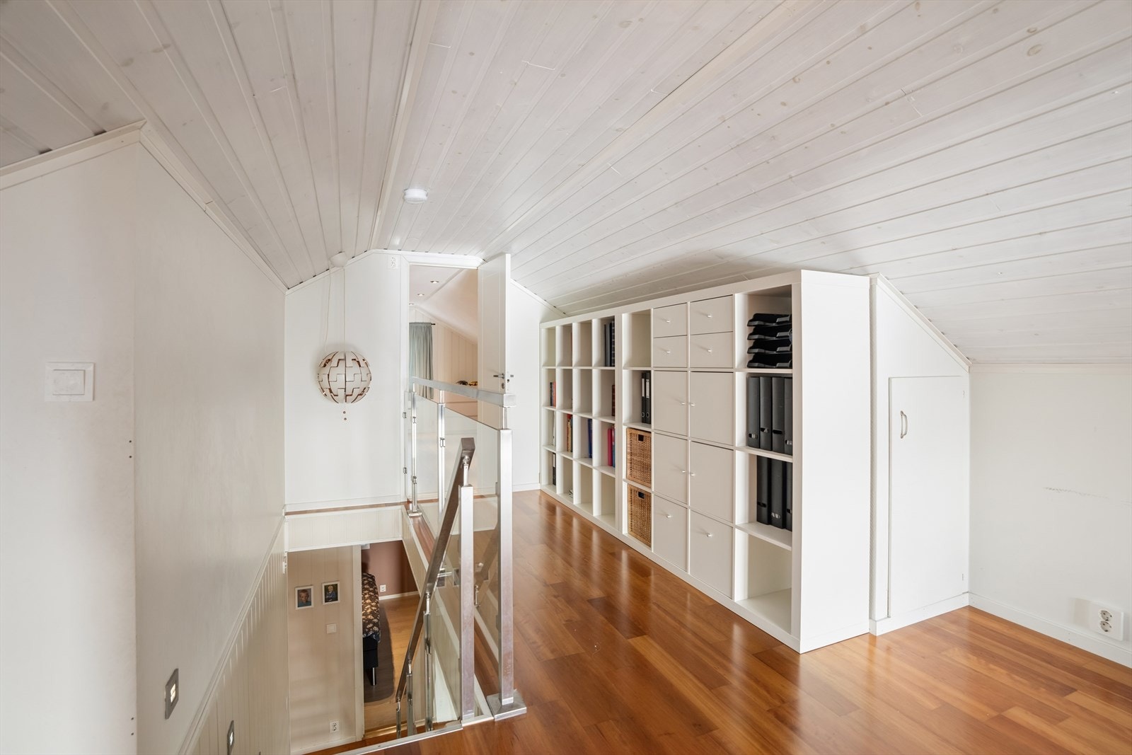 Trappen til loftet har et moderne glassrekkverk. Loftet har rikelig med lagringsplass langs kneloft. . Galleribilde