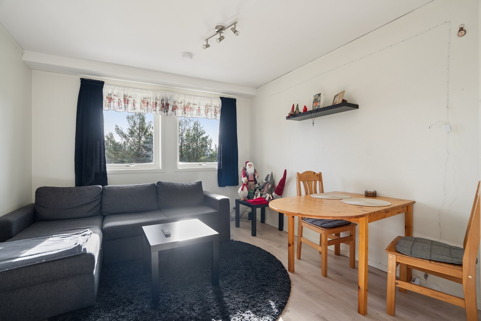 Stuen i utleiedelen er et lyst og trivelig oppholdsrom. Enheten gir en løpende leieinntekt på 8 000 kr/mnd. Galleribilde