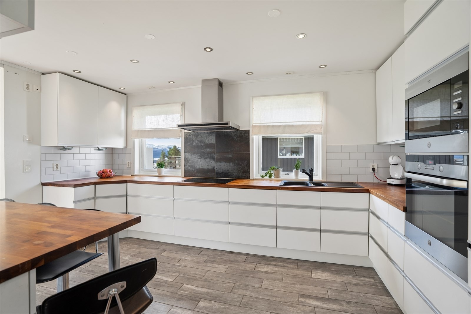 Moderne og velutstyrt kjøkken fra Aubo med integrerte hvitevarer og rikelig med skap- og benkeplass. Galleribilde