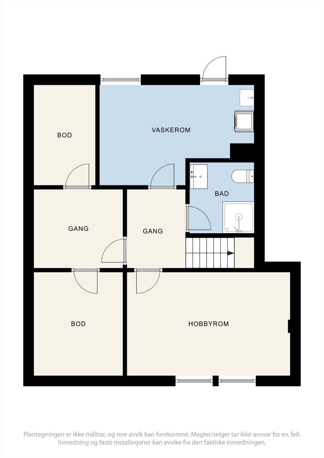 Underetasjens hoveddel inneholder bad, vaskerom og flere boder som gir svært god lagringskapasitet. Galleribilde