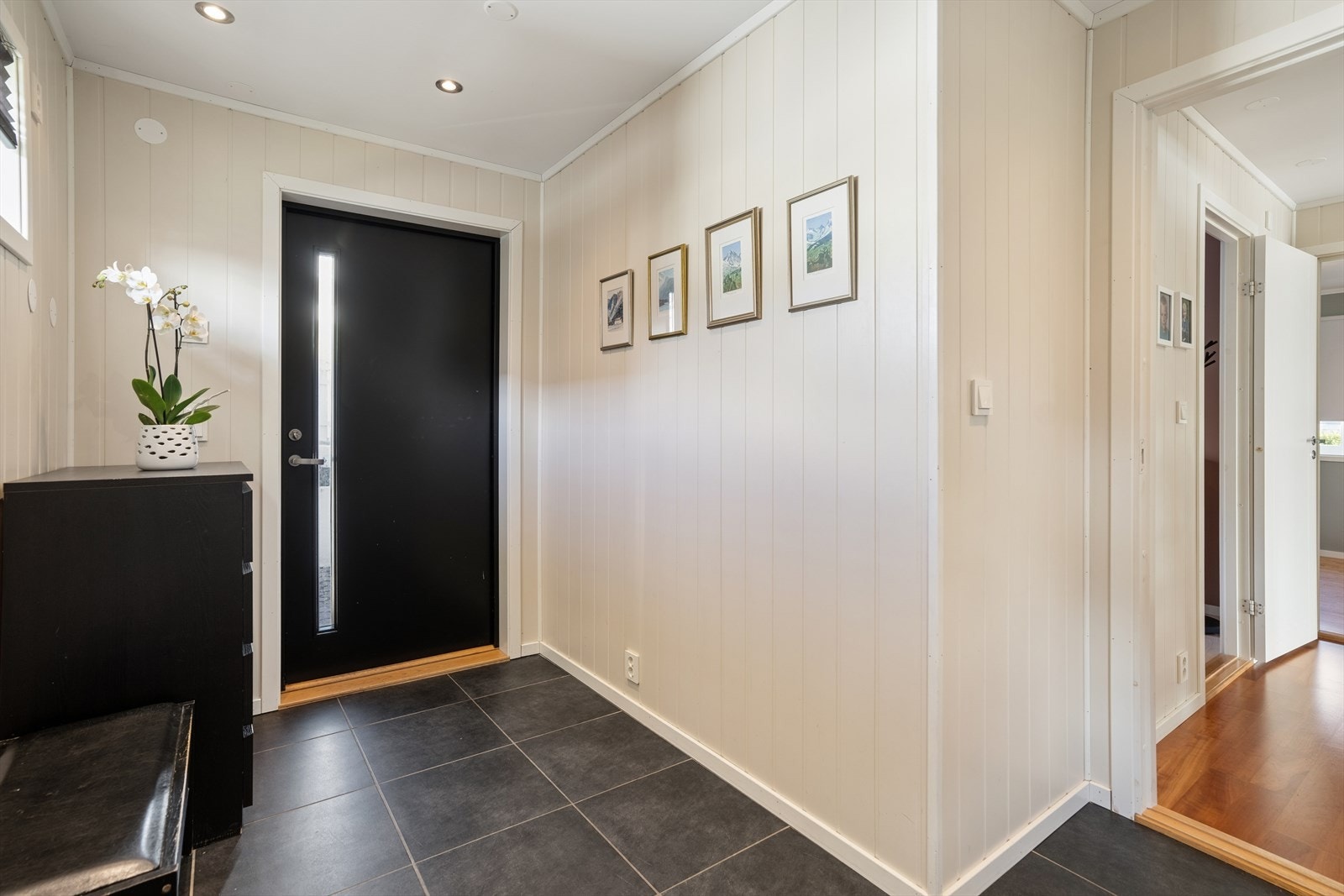 Inngangspartiet ble utvidet i 2009 (mangler ferdigattest) og gir en lys og innbydende entré med flislagt gulv og varme. Direkte tilkomst til walk in closet. Galleribilde