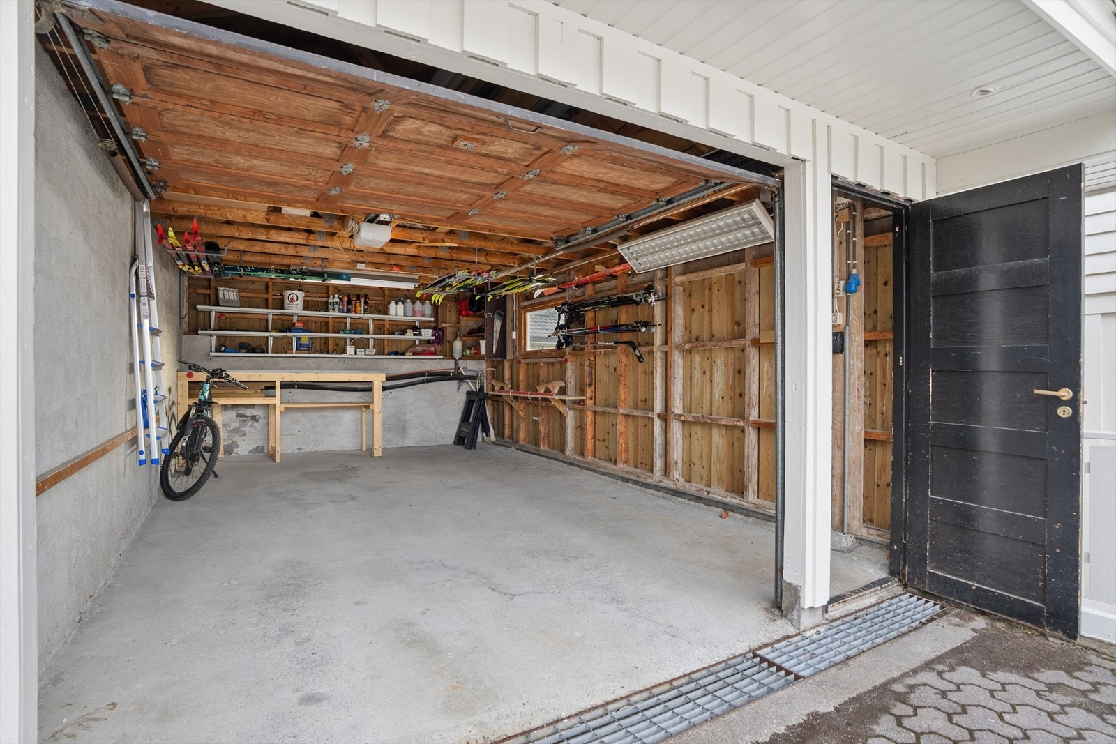 Garasje på 25 m² med innlagt strøm og leddheisport med portåpner. Galleribilde