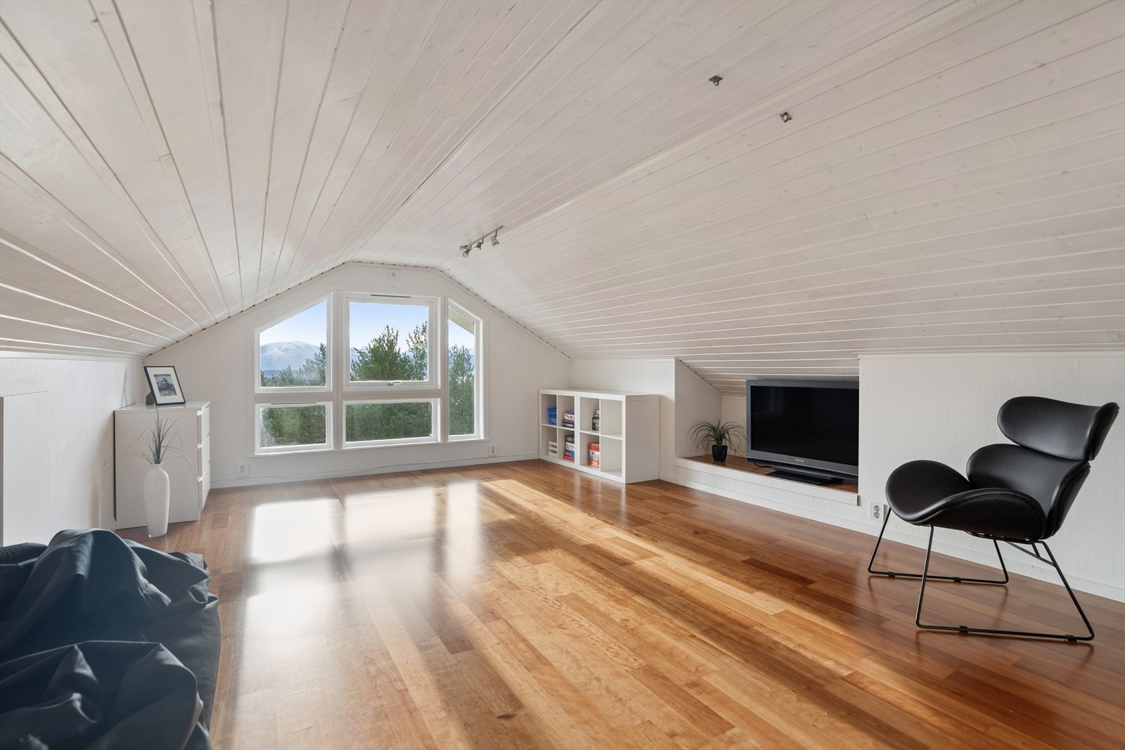 Innredet rom på loftet, i dag benyttet som loftstue. Rommet er ikke omsøkt for varig opphold. Galleribilde