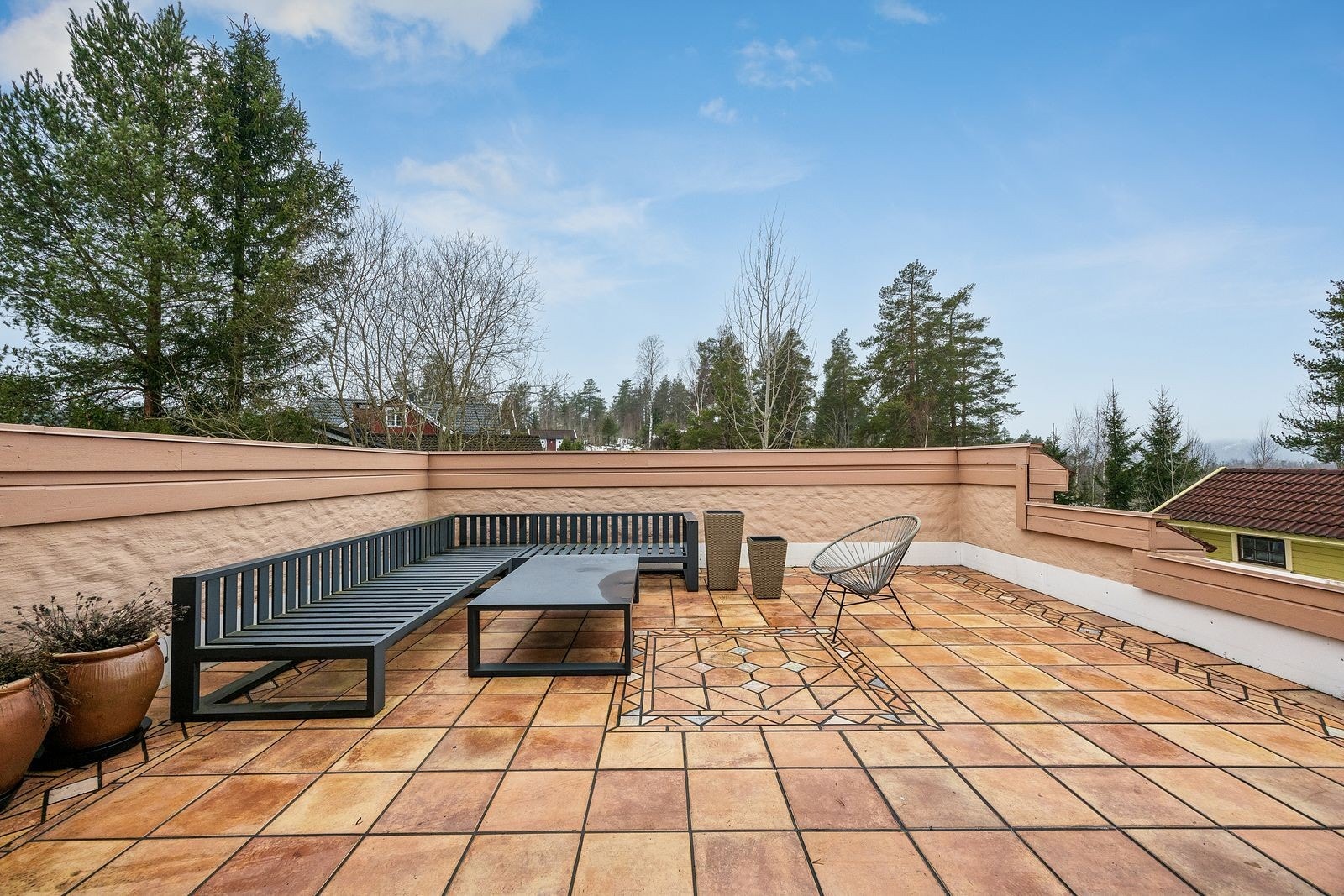Nydelig, solrik terrasse Galleribilde