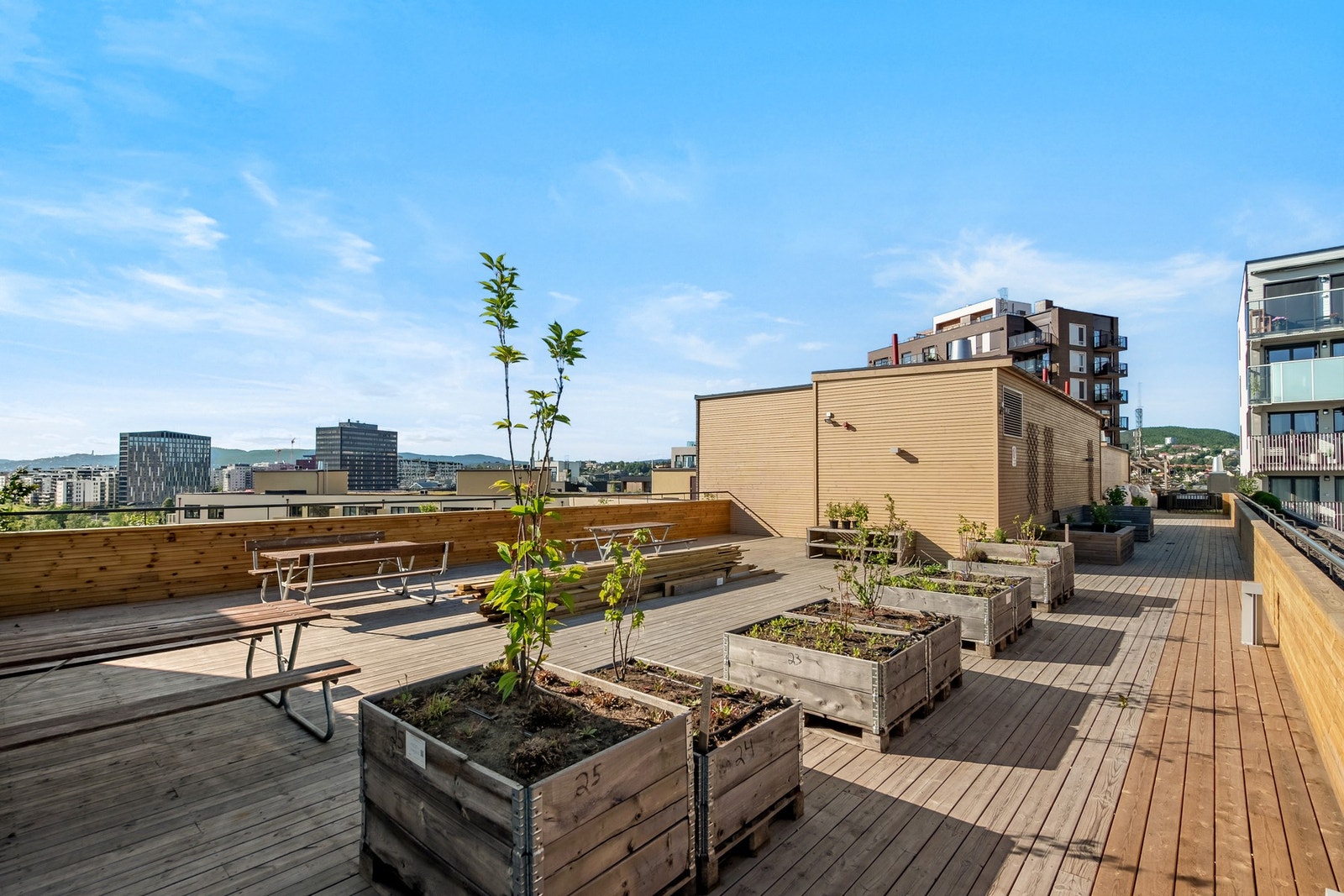 I byggets 11. etasje finner du en stor og innbydende takterrasse med sittegrupper Galleribilde