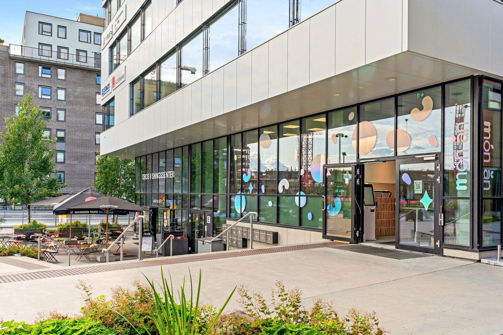 Café, apotek mm over veien. Området er under utvikling og skal bli selvforsynt med tiden Galleribilde