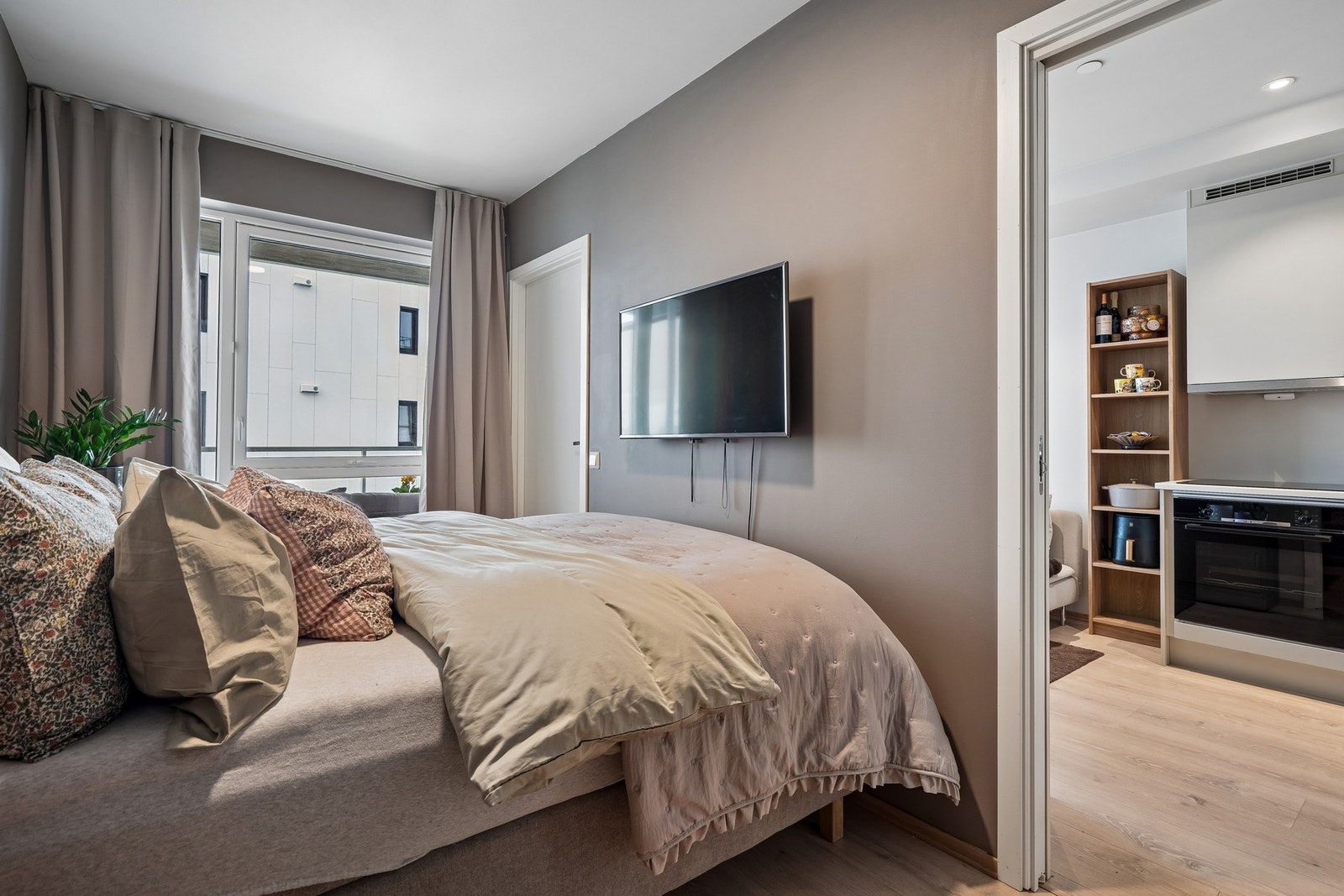 Parkettgulv i stue, kjøkken og soverom gir en gjennomgående og helhetlig stil. Galleribilde