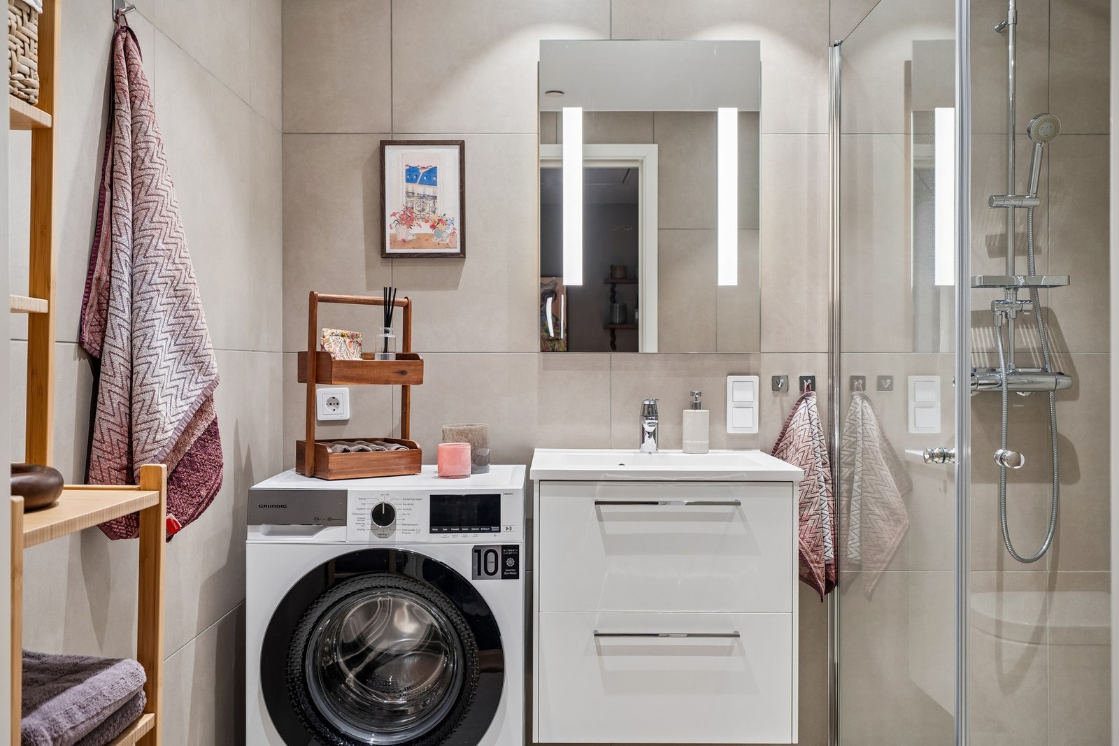 Stilrent og funksjonelt bad med moderne løsninger. Galleribilde