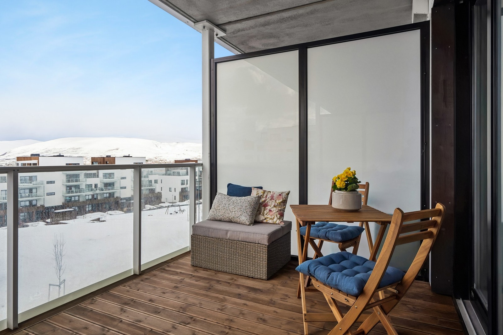 Trivelig balkong med god plass til både avslapning og møblering. Galleribilde