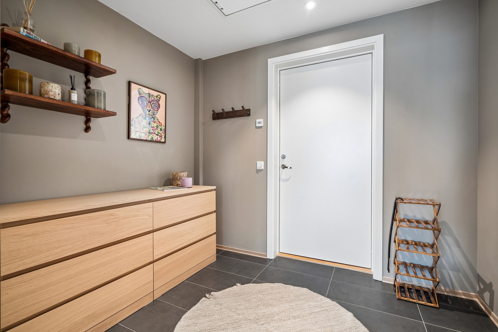 Lys og innbydende entré med flislagt gulv og varmekabler. Galleribilde