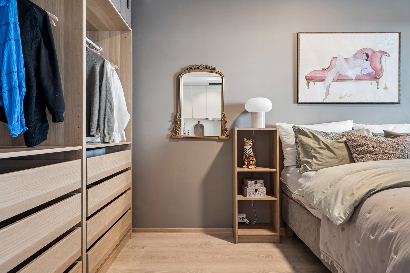 Åpen garderobeløsning med rikelig oppbevaringsplass. Galleribilde