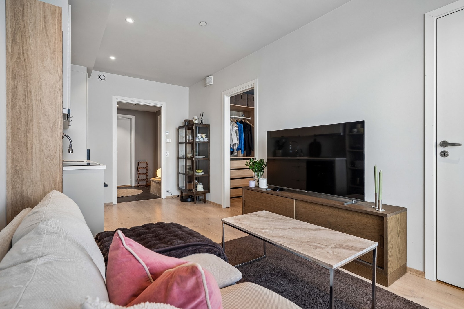 Sosial stue med gjennomgående planløsning Galleribilde