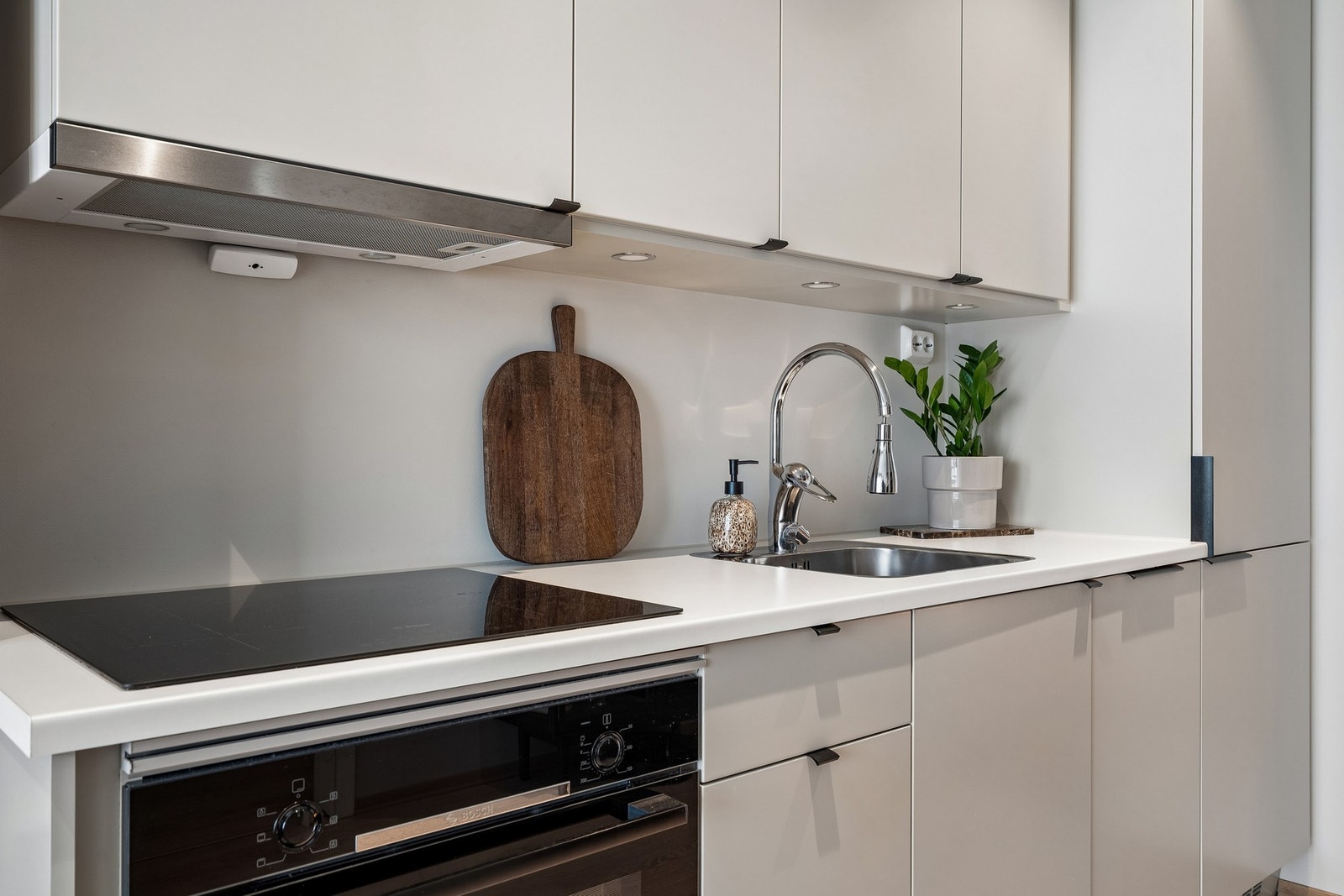 Moderne kjøkkenløsning med integrerte hvitevarer og rene linjer. Galleribilde