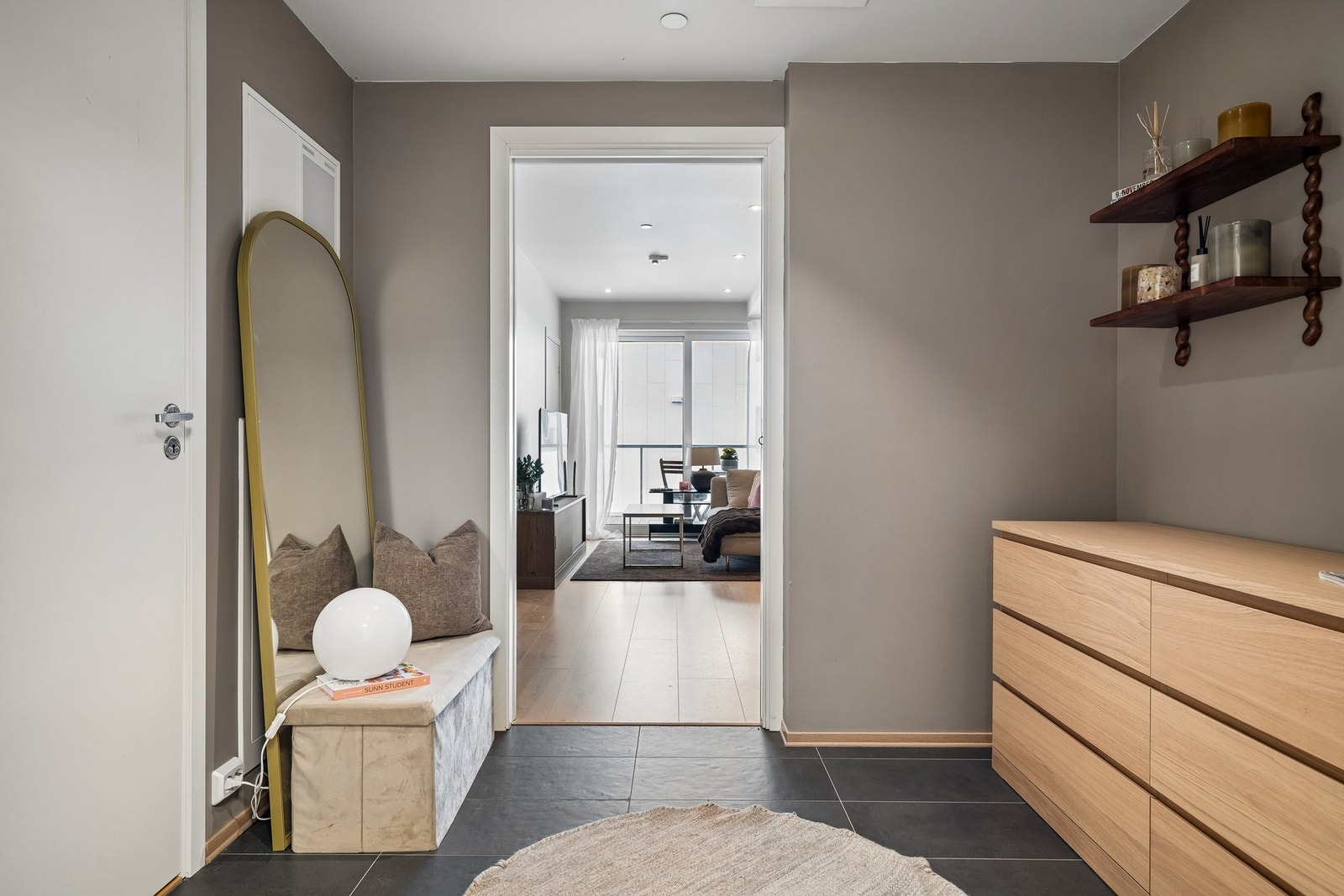 Romslig entré med praktisk tilknytning til bad. Galleribilde