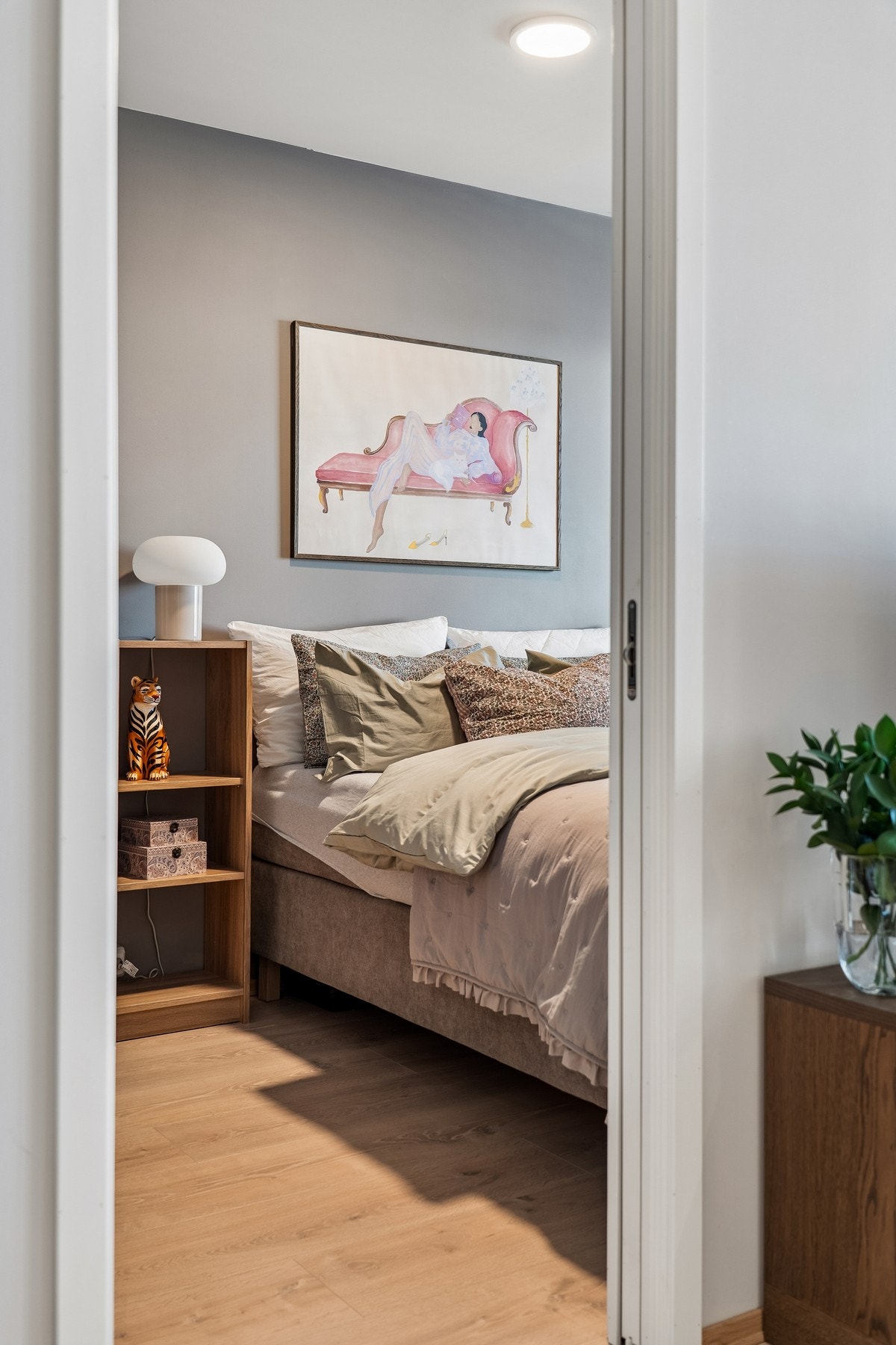 Fra stuen har du praktisk tilgang til det innbydende soverommet. Galleribilde