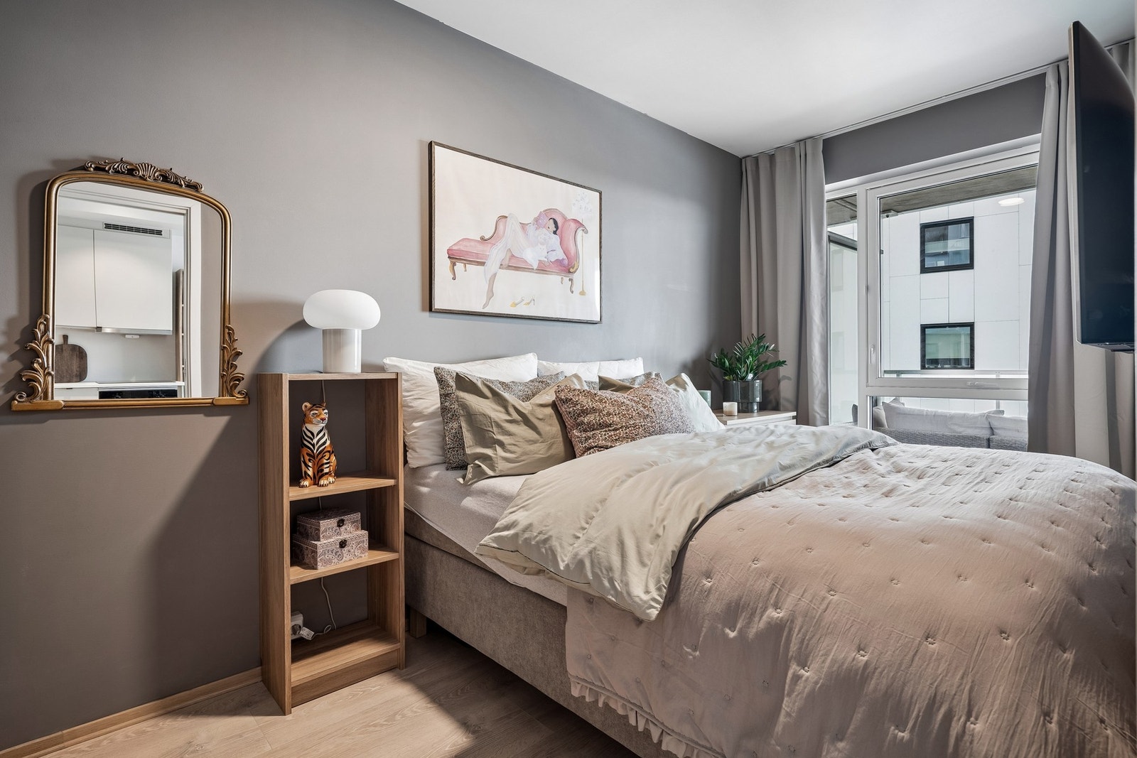 Soverommet har store vindusflater som gir en luftig og åpen romfølelse. Galleribilde