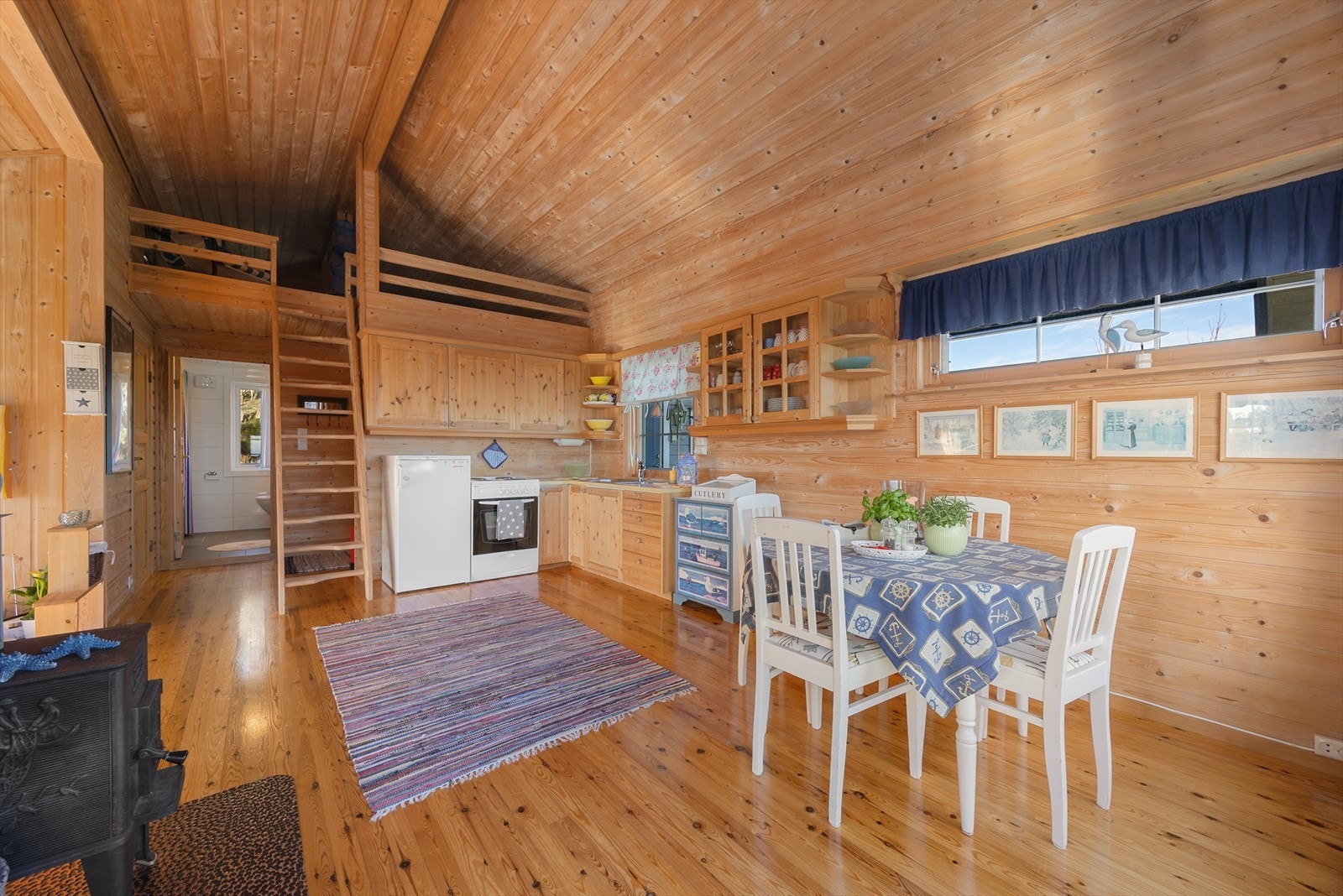 Kjøkken med spisestue Galleribilde