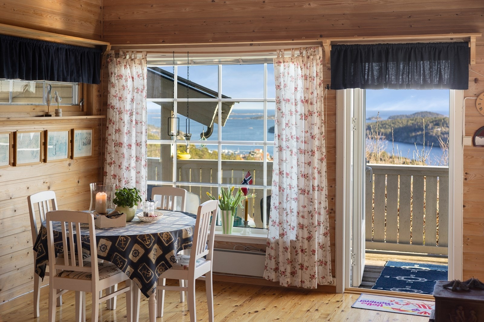 Del av kjøkken/spisestue med utgang ut til terrassen Galleribilde