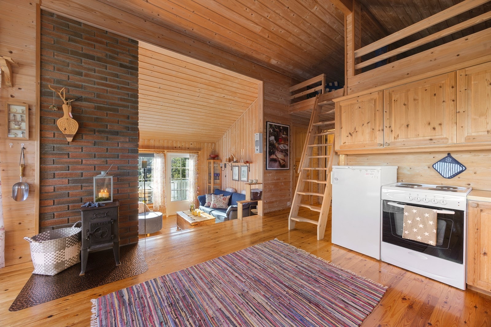 Kjøkken/spisestue som viser "avsatsen" ned til stuedelen Galleribilde