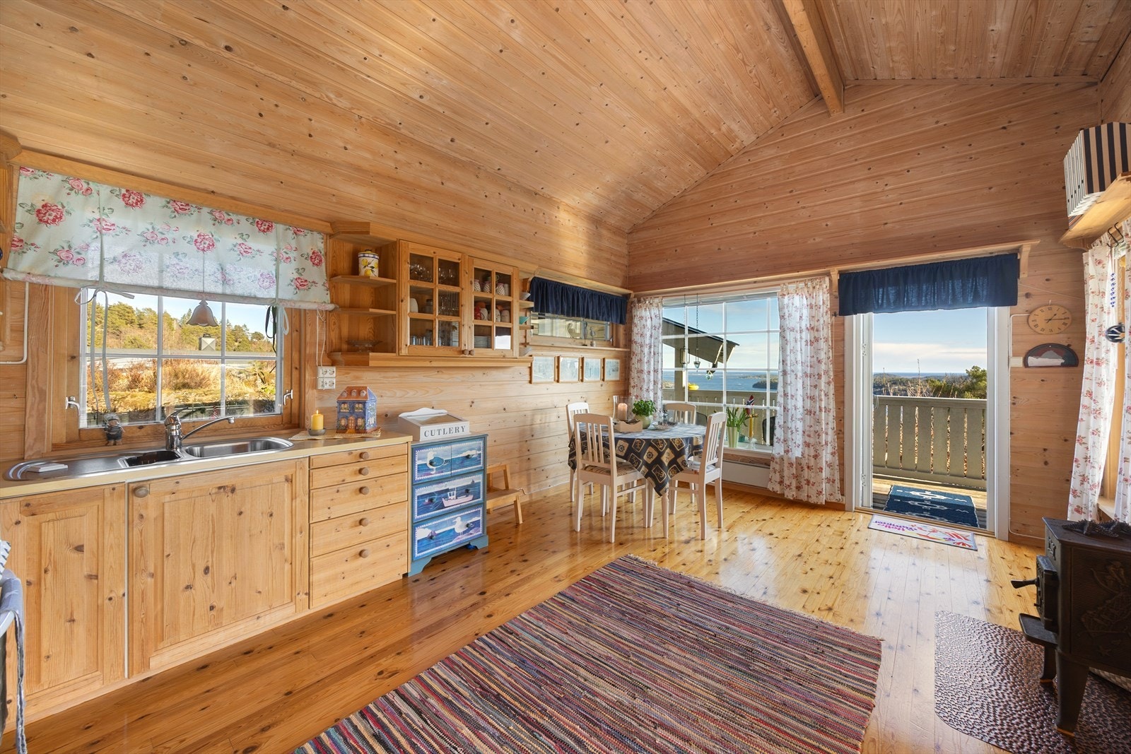 Kjøkken med spisestue, et flott allrom med ildsted, store vindusflater mv Galleribilde