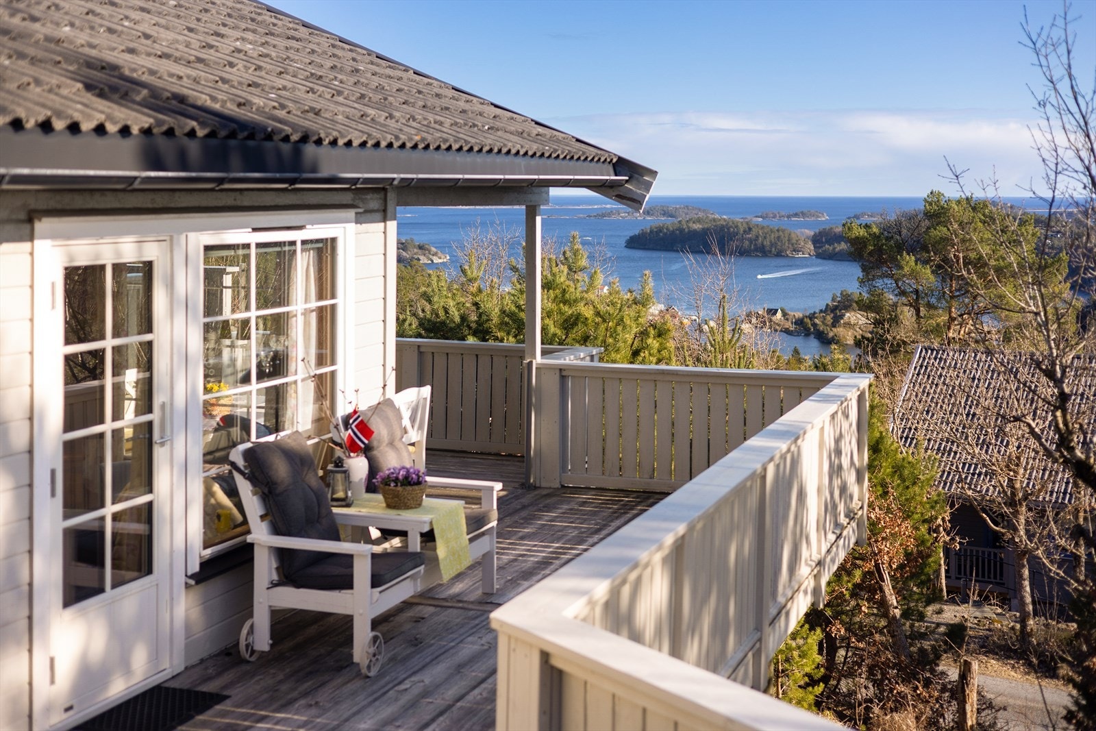 Del av terrassen mot vest - fantastisk utsikt! Galleribilde