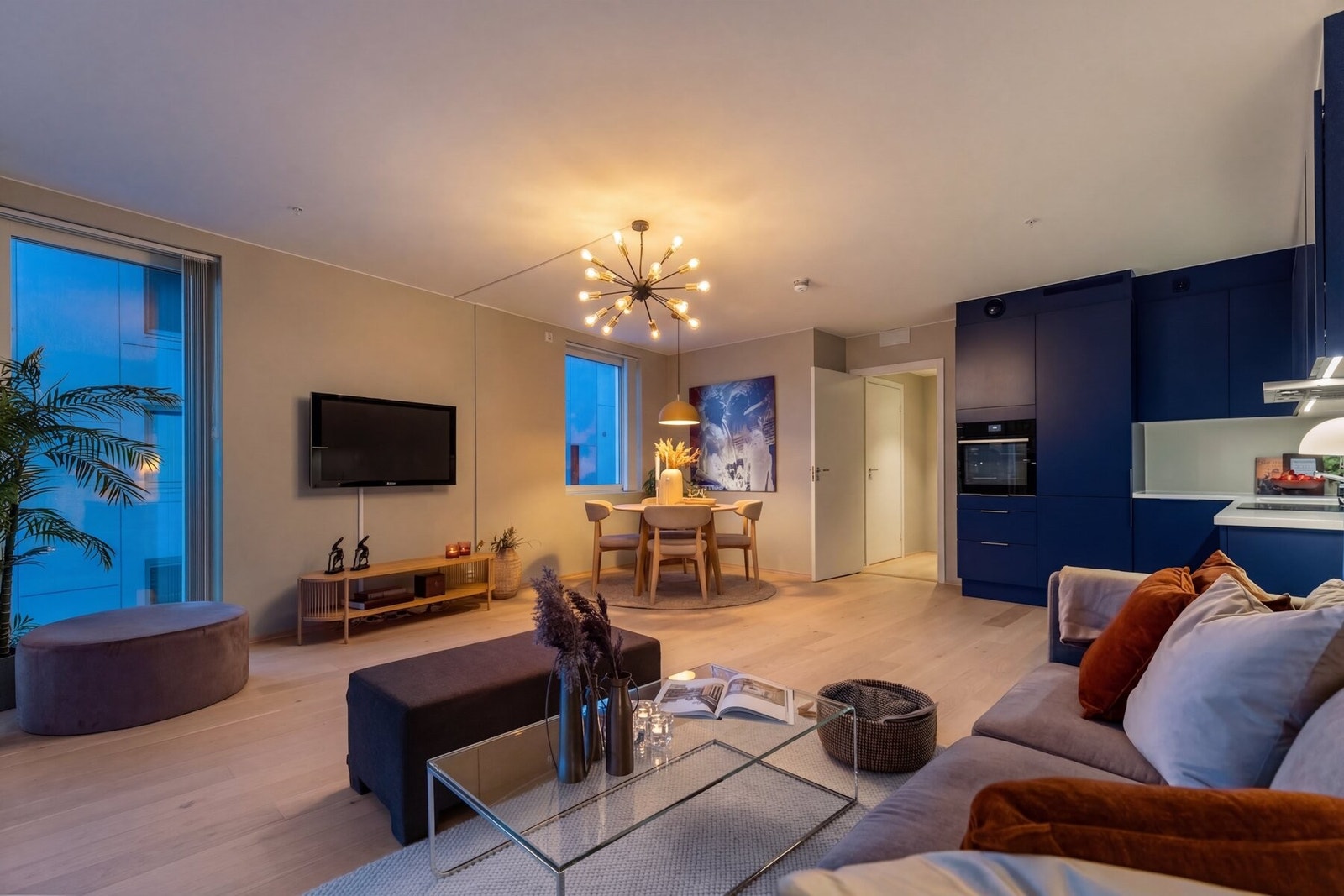 Stuen har en fin soneinndeling med plass til både sofa og spisebord. Galleribilde