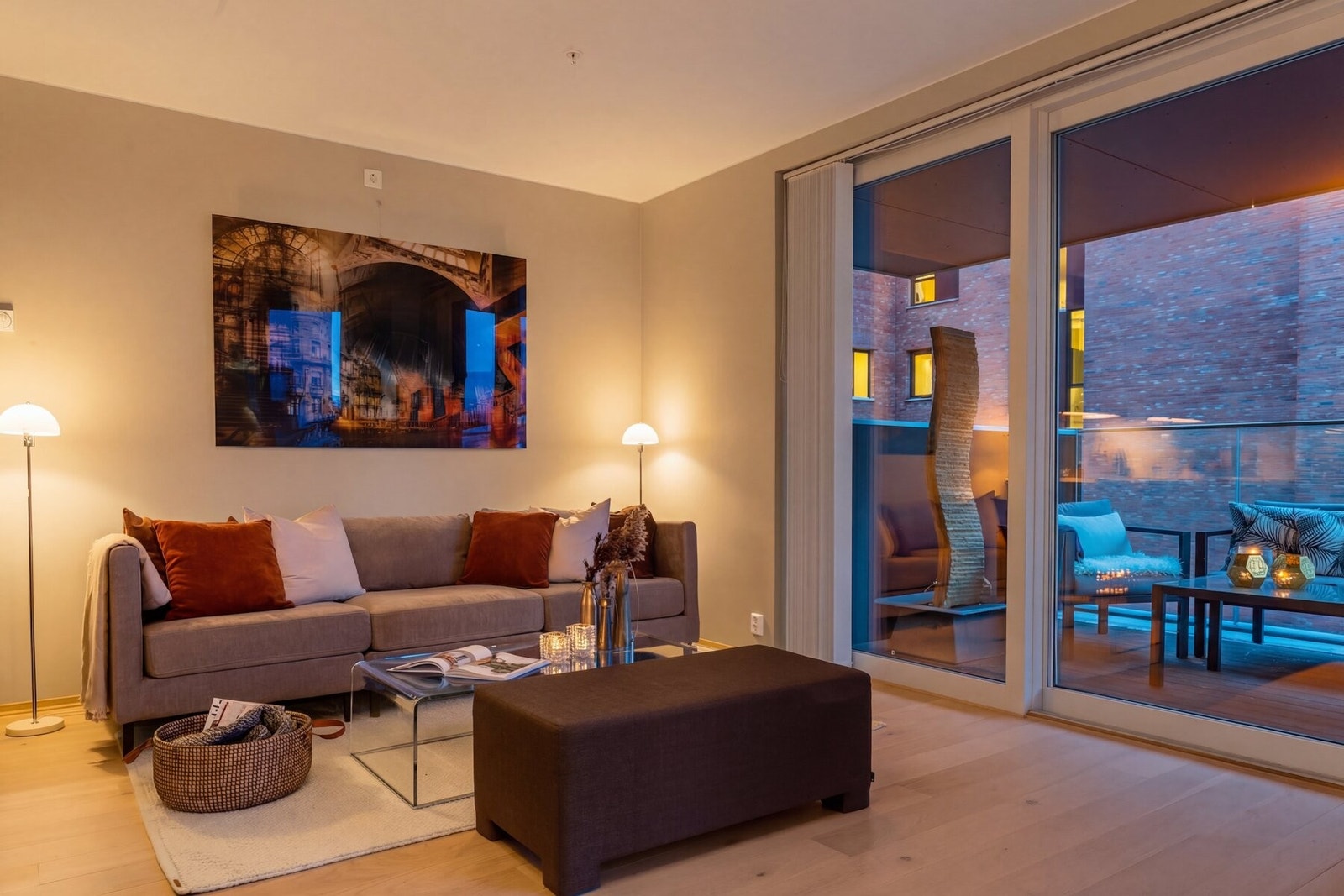 Praktisk skyvedør med glass fra gulv til tak for adkomst til balkong. Galleribilde