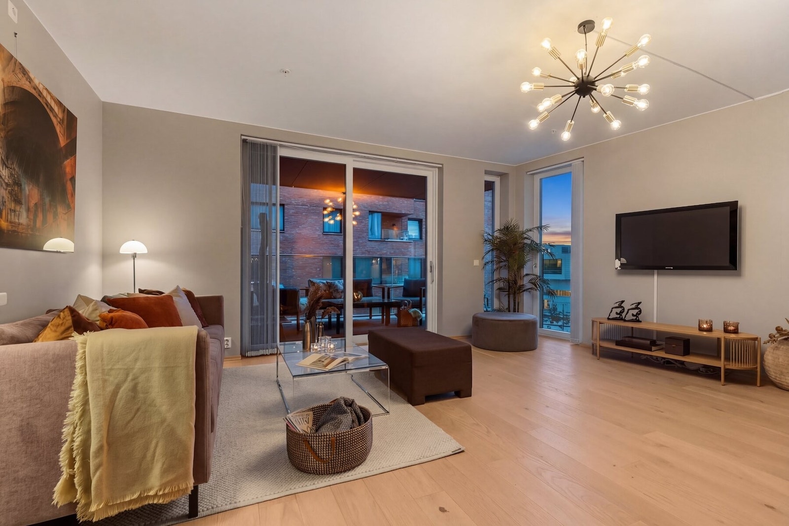 Hjørneleilighet med god takhøyde og store vindusflater. Galleribilde