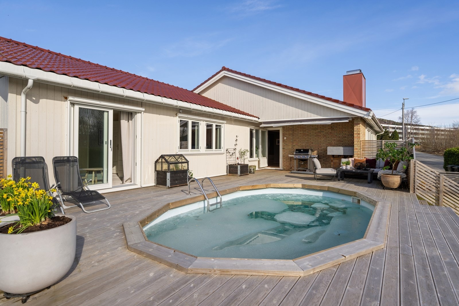 Selv om det ser kaldt ut å bade her, ble det i palmehelga 2026
målt 27 grader i bassenget. Galleribilde