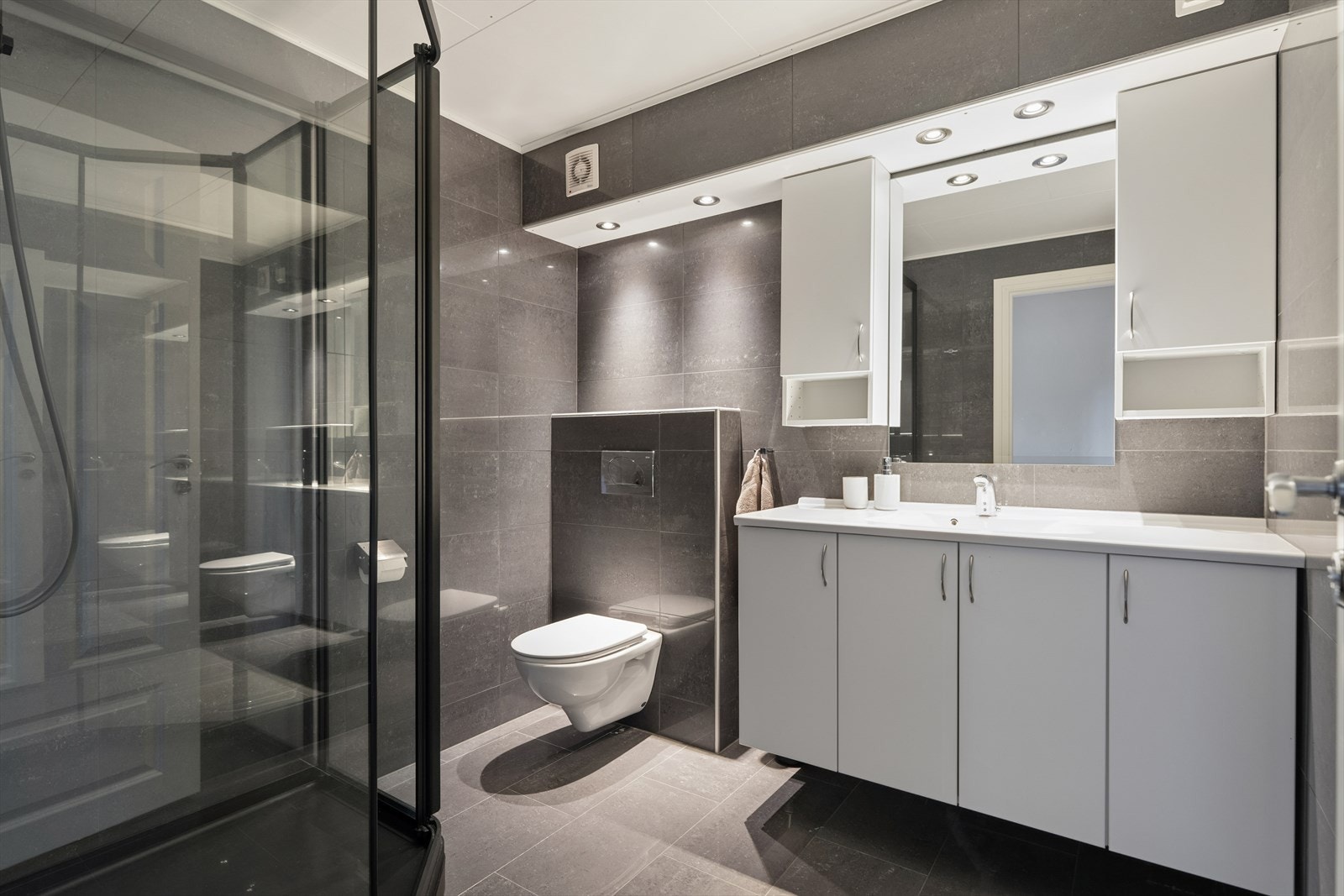 Badet i kjelleren ble også oppgradert i 2020 og har flislagte overflater, vannbåren gulvvarme og dusjkabinett. Galleribilde