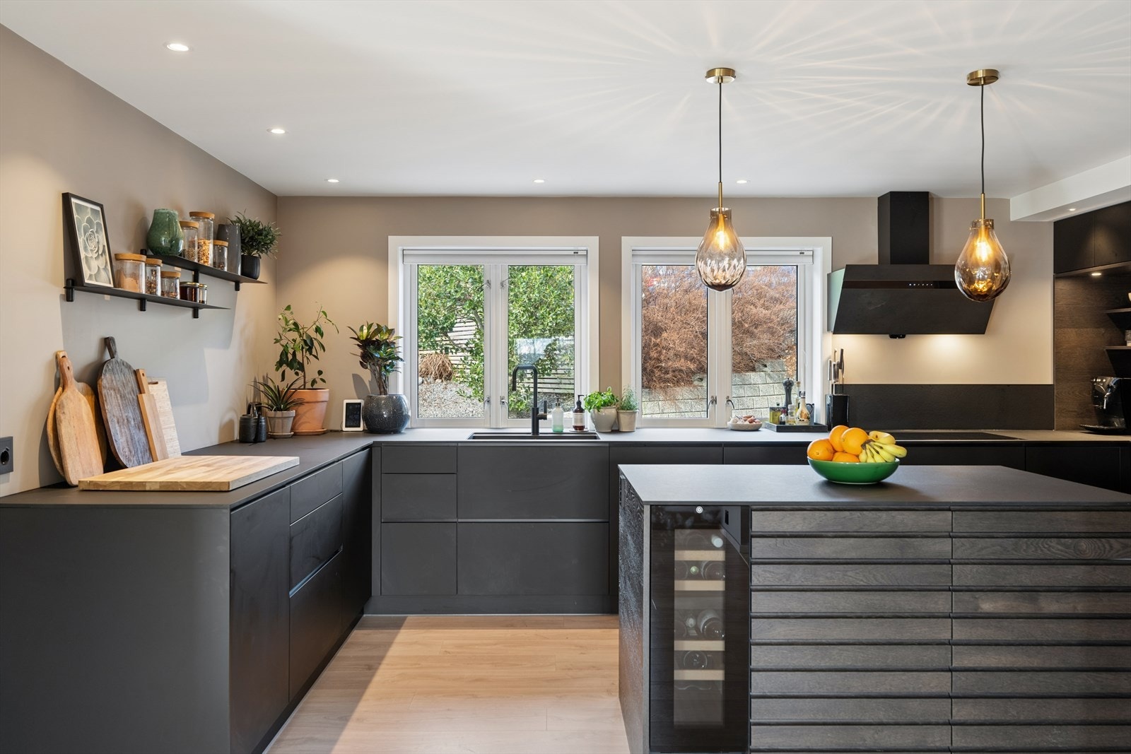 Kjøkkenet fra Kvik (2025) er designet for funksjonalitet og sosiale sammenkomster, med en stor øy som inkluderer et integrert vinskap. Galleribilde