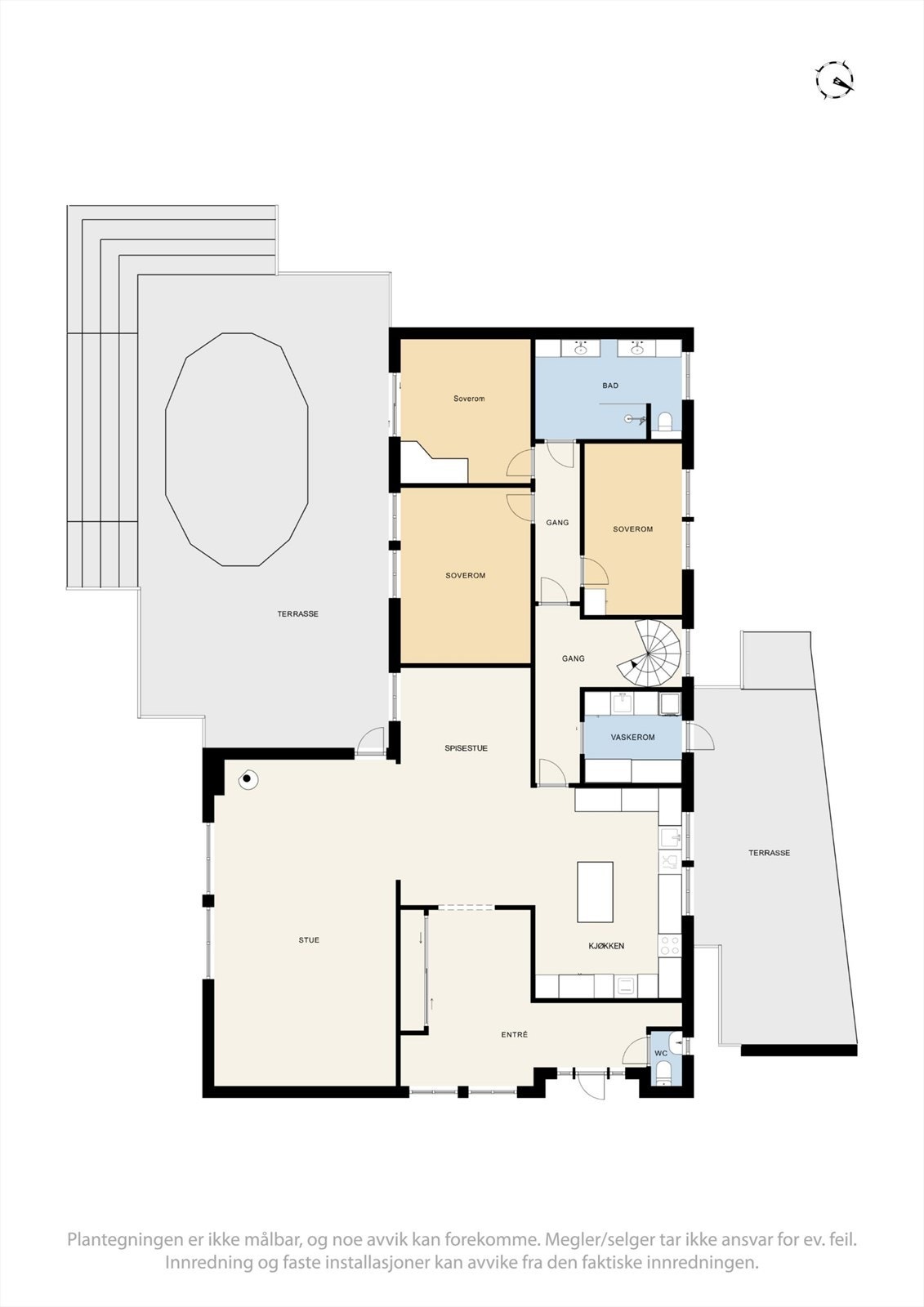 Første etasje har en sosial og åpen planløsning på 176 m² som binder stue, spisestue og kjøkken sammen, med en adskilt soveromsavdeling. Galleribilde
