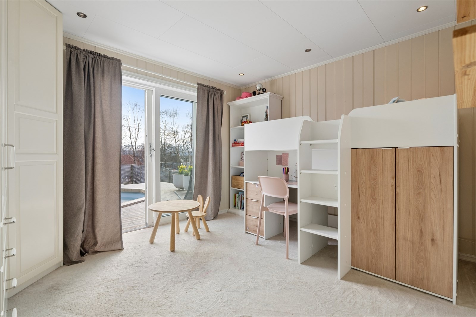 Dette soverommet har heve-/skyvedør med direkte utgang til bassengområdet. Galleribilde