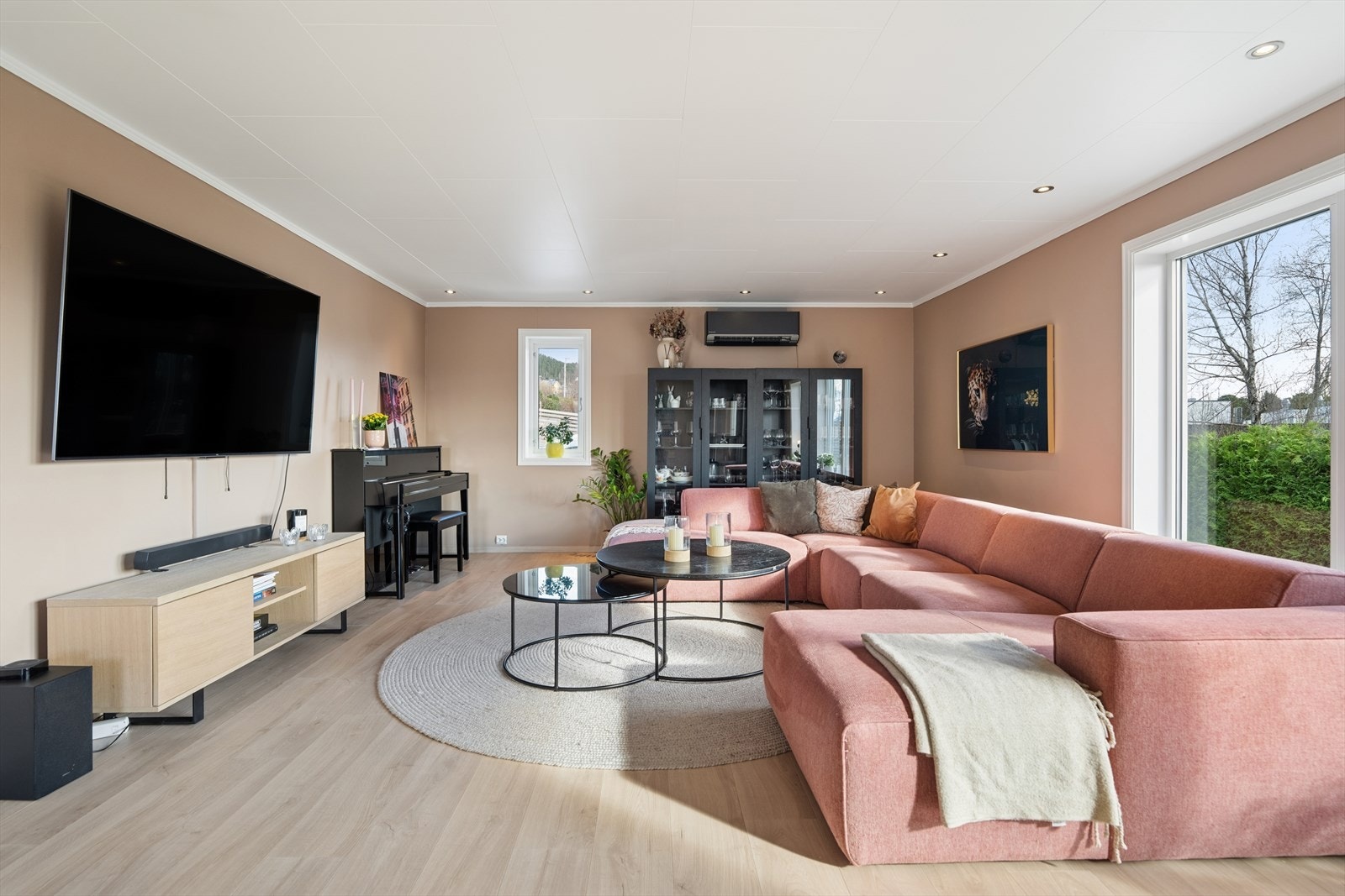 Stuen har en åpen og luftig følelse, med nytt laminatgulv lagt i 2025 og malte, slette vegger. Galleribilde