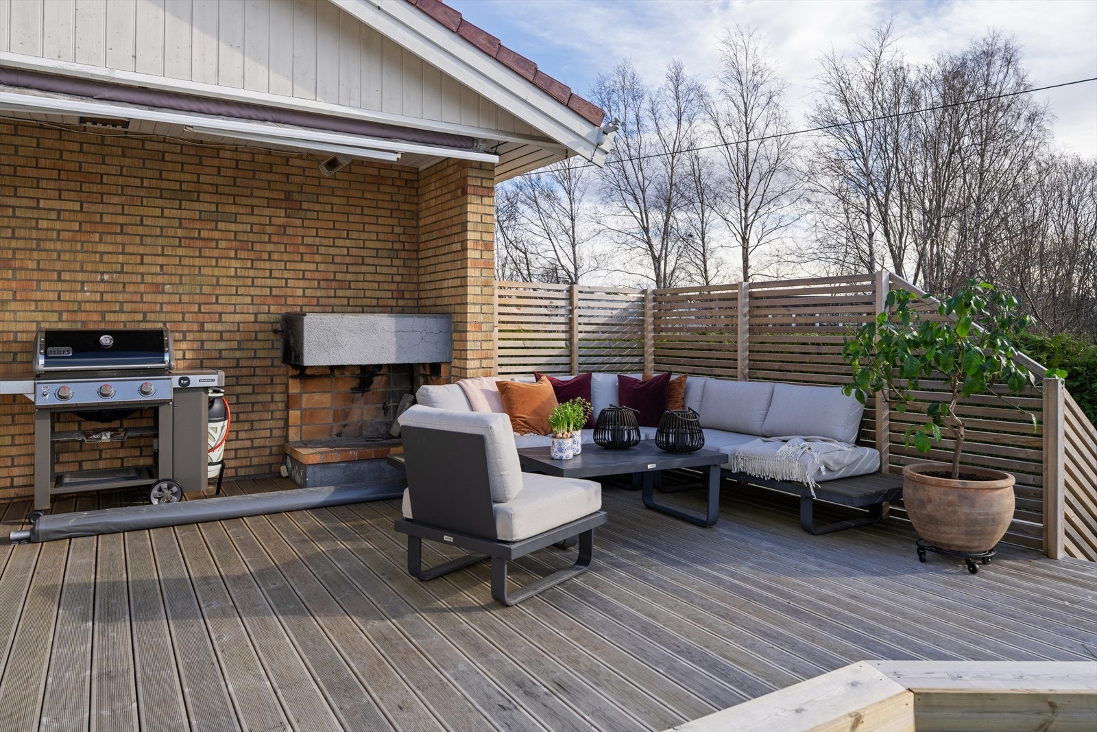 Sørvendt veranda på 55 m² med oppvarmet basseng. Dekket ble renovert i 2024 og er et fantastisk samlingspunkt. Galleribilde