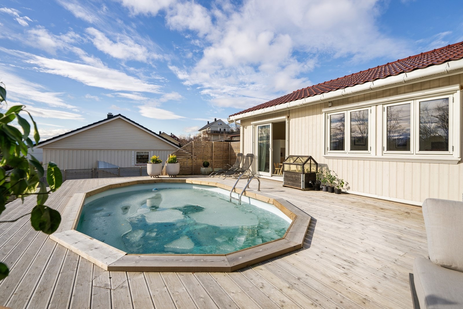 Hele anlegget, inkludert bassenget, varmes opp av en energieffektiv luft-til-vann varmepumpe fra Bosch (2018). Galleribilde