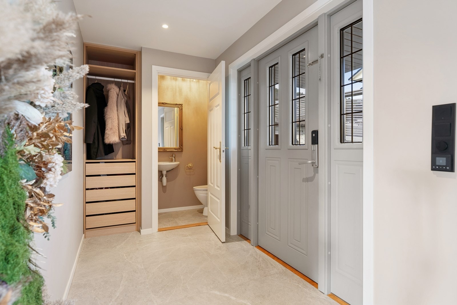 Entréen, totalrenovert i 2025, har flislagt gulv med elektriske varmekabler og ytterdør med Yale Doorman låsesystem. Galleribilde