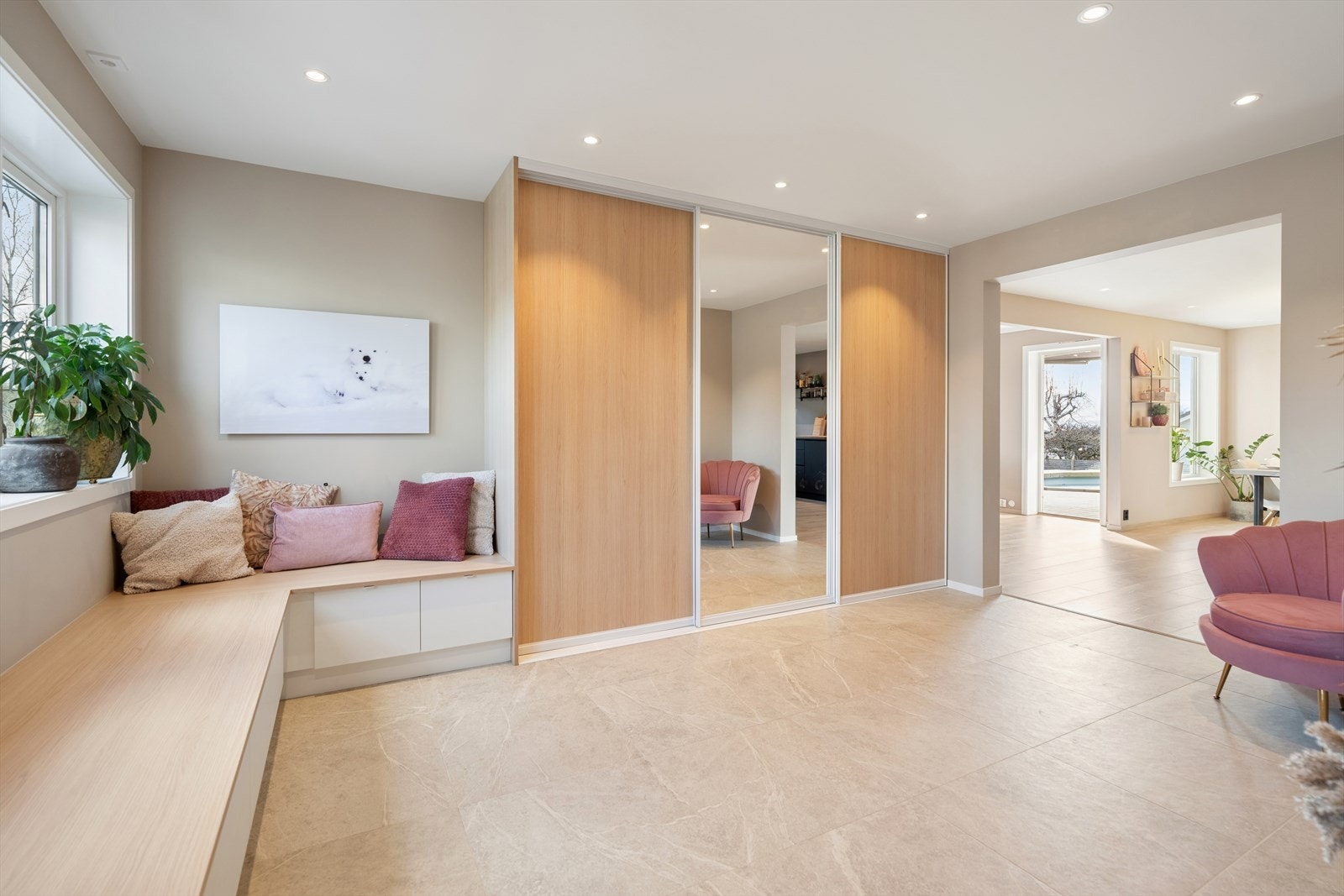 Den romslige gangen har en stor garderobeløsning med speilfronter og en praktisk, plassbygd sittebenk. Galleribilde