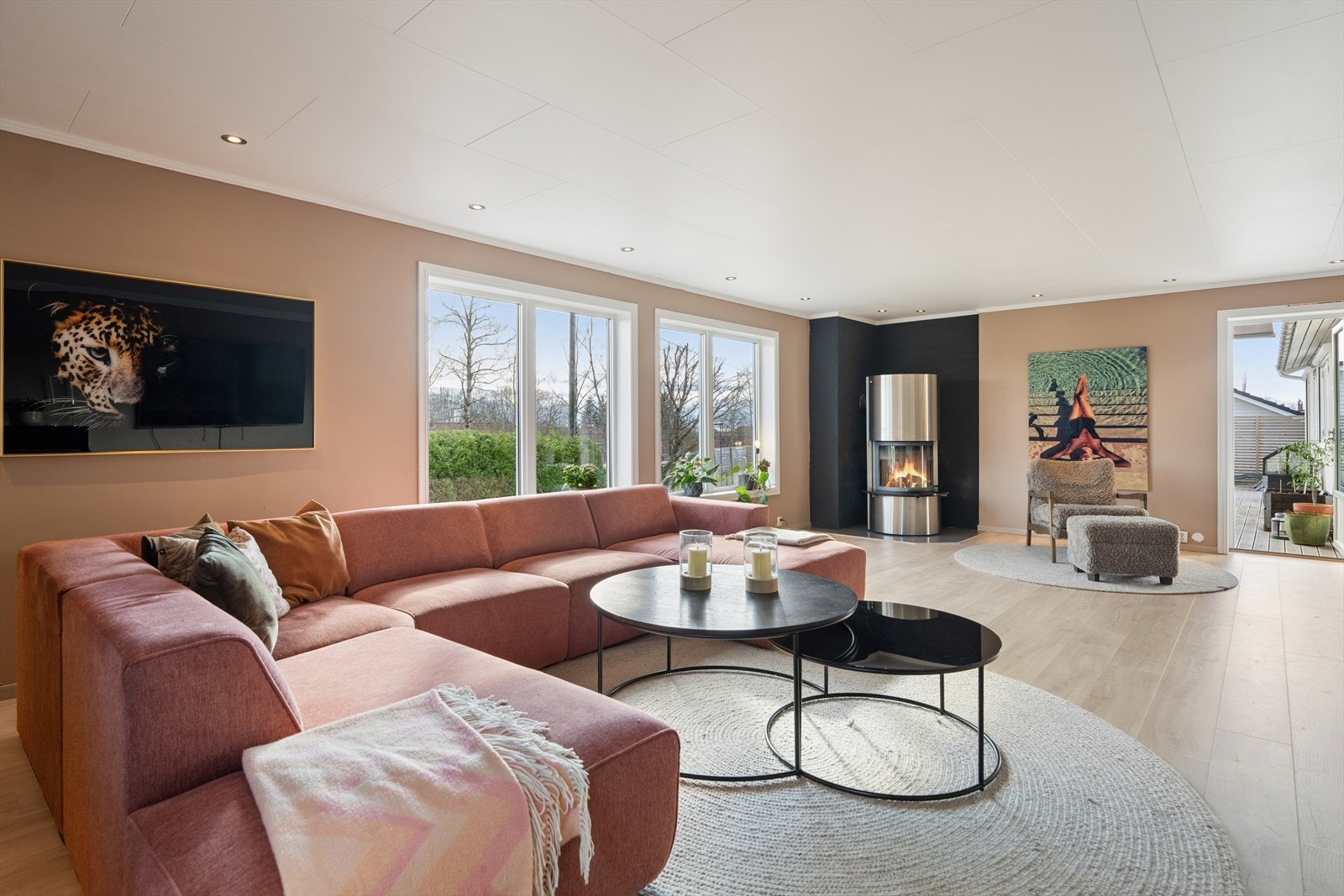 Store vindusflater gir godt med lys. Vinduene i første etasje er 2-lags isolerglass fra 2009, skiftet i 2010. Galleribilde