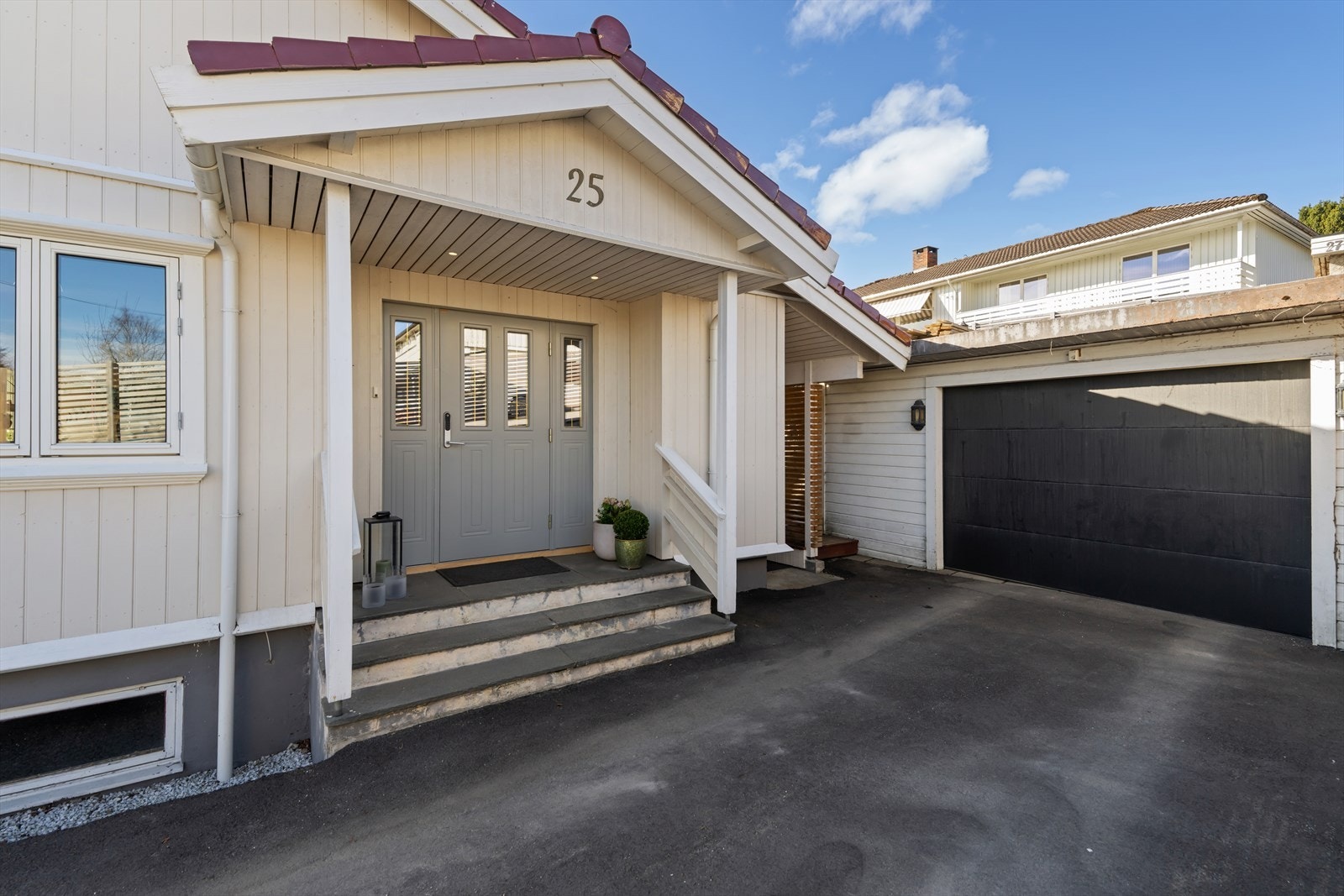 Velkommen til Enenvegen 25. En betydelig oppgradert enebolig med asfaltert innkjørsel og integrert garasje. Galleribilde